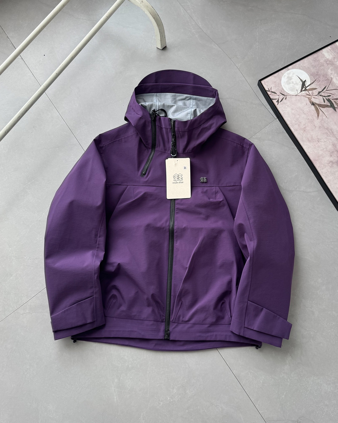 💰280#(尺码比较偏大)胡歌 刘诗诗明星同款 最高版本 区别市场通货
KOLON SPORT可隆 25年新品冲锋衣明星同款 城市户外双修冲锋衣夹克外套
1:1复刻 甄选高密度机能面料,具备优秀的防风、防泼水性能,同时保持良好透气性与穿着舒适感,适配城市通勤及户外活动双重场景。
采用立体版型设计,肩部、袖口等活动部位贴合人体工学,穿着灵活不紧绷。拼接走线平整利落,强化整体耐用性。
高领连帽设计,帽檐加固更具支撑力,阻风效果更强 双向防水拉链,提升使用便利性同时防止雨水渗入袖口魔术贴调节,贴合不同手腕粗细,稳固防风 胸前低调小标刺绣点缀,极简风格更显质感
城市与户外的完美融合,多色可选,风格百搭,轻便易携,是日常通勤、旅行出行、登山徒步的理想之选。每一处细节都在诠释高性能与实穿美学的统一,实物拍摄,细节完美的一款外套,秋冬必入款!
-颜色:极地白 黑色 梅紫色 黄色 咖色 幽绿色
-尺码:XS-2XL
尺码偏大尽量按推荐尺码拍
XS身高160-165体重90-120。 S身高165-175体重125-135。 M身高175-185。体重135 -145。 L身高175-190。体重150-165。 XL身高175-190。体重170−190. 2XL身高175-190。 体重190-230。
尺码 胸围 衣长 肩宽
XS 125。 70。 50。 S 130 71 52
M 135 72 54
L 140 74 56
XL 145 76 58
XXL 150 78 60