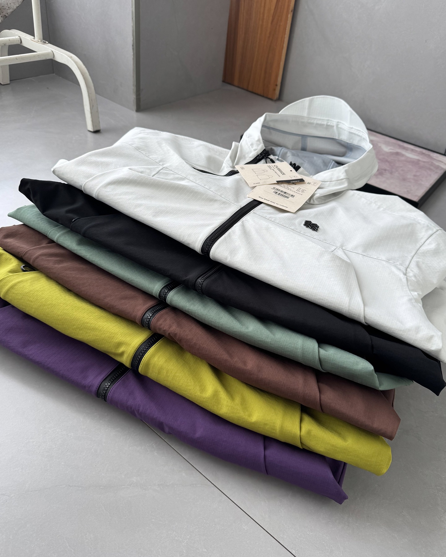 💰280#(尺码比较偏大)胡歌 刘诗诗明星同款 最高版本 区别市场通货
KOLON SPORT可隆 25年新品冲锋衣明星同款 城市户外双修冲锋衣夹克外套
1:1复刻 甄选高密度机能面料,具备优秀的防风、防泼水性能,同时保持良好透气性与穿着舒适感,适配城市通勤及户外活动双重场景。
采用立体版型设计,肩部、袖口等活动部位贴合人体工学,穿着灵活不紧绷。拼接走线平整利落,强化整体耐用性。
高领连帽设计,帽檐加固更具支撑力,阻风效果更强 双向防水拉链,提升使用便利性同时防止雨水渗入袖口魔术贴调节,贴合不同手腕粗细,稳固防风 胸前低调小标刺绣点缀,极简风格更显质感
城市与户外的完美融合,多色可选,风格百搭,轻便易携,是日常通勤、旅行出行、登山徒步的理想之选。每一处细节都在诠释高性能与实穿美学的统一,实物拍摄,细节完美的一款外套,秋冬必入款!
-颜色:极地白 黑色 梅紫色 黄色 咖色 幽绿色
-尺码:XS-2XL
尺码偏大尽量按推荐尺码拍
XS身高160-165体重90-120。 S身高165-175体重125-135。 M身高175-185。体重135 -145。 L身高175-190。体重150-165。 XL身高175-190。体重170−190. 2XL身高175-190。 体重190-230。
尺码 胸围 衣长 肩宽
XS 125。 70。 50。 S 130 71 52
M 135 72 54
L 140 74 56
XL 145 76 58
XXL 150 78 60