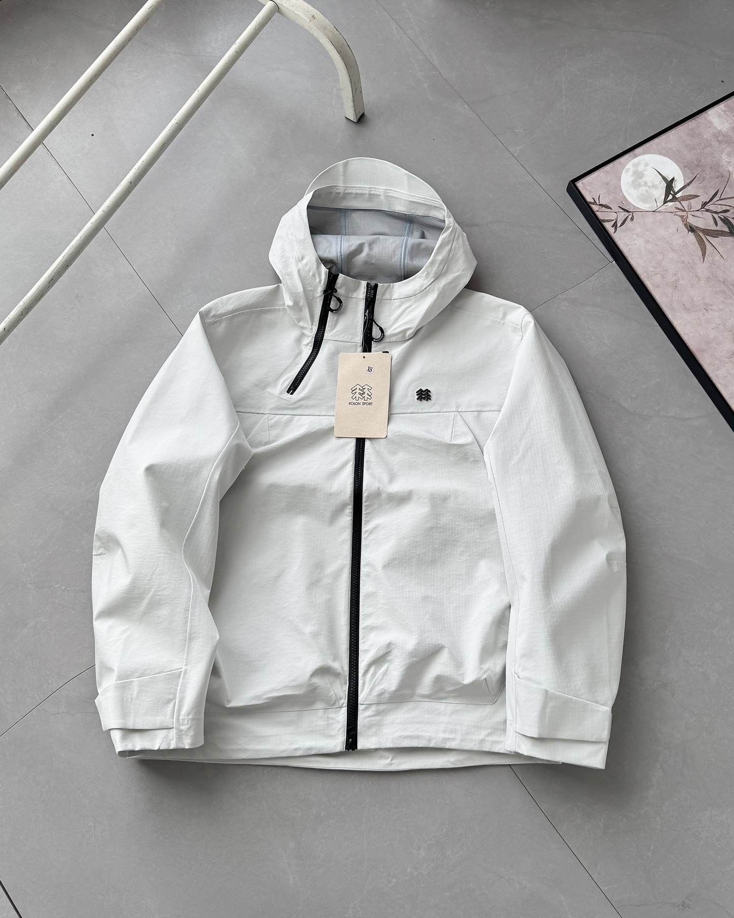 💰280#(尺码比较偏大)胡歌 刘诗诗明星同款 最高版本 区别市场通货
KOLON SPORT可隆 25年新品冲锋衣明星同款 城市户外双修冲锋衣夹克外套
1:1复刻 甄选高密度机能面料,具备优秀的防风、防泼水性能,同时保持良好透气性与穿着舒适感,适配城市通勤及户外活动双重场景。
采用立体版型设计,肩部、袖口等活动部位贴合人体工学,穿着灵活不紧绷。拼接走线平整利落,强化整体耐用性。
高领连帽设计,帽檐加固更具支撑力,阻风效果更强 双向防水拉链,提升使用便利性同时防止雨水渗入袖口魔术贴调节,贴合不同手腕粗细,稳固防风 胸前低调小标刺绣点缀,极简风格更显质感
城市与户外的完美融合,多色可选,风格百搭,轻便易携,是日常通勤、旅行出行、登山徒步的理想之选。每一处细节都在诠释高性能与实穿美学的统一,实物拍摄,细节完美的一款外套,秋冬必入款!
-颜色:极地白 黑色 梅紫色 黄色 咖色 幽绿色
-尺码:XS-2XL
尺码偏大尽量按推荐尺码拍
XS身高160-165体重90-120。 S身高165-175体重125-135。 M身高175-185。体重135 -145。 L身高175-190。体重150-165。 XL身高175-190。体重170−190. 2XL身高175-190。 体重190-230。
尺码 胸围 衣长 肩宽
XS 125。 70。 50。 S 130 71 52
M 135 72 54
L 140 74 56
XL 145 76 58
XXL 150 78 60