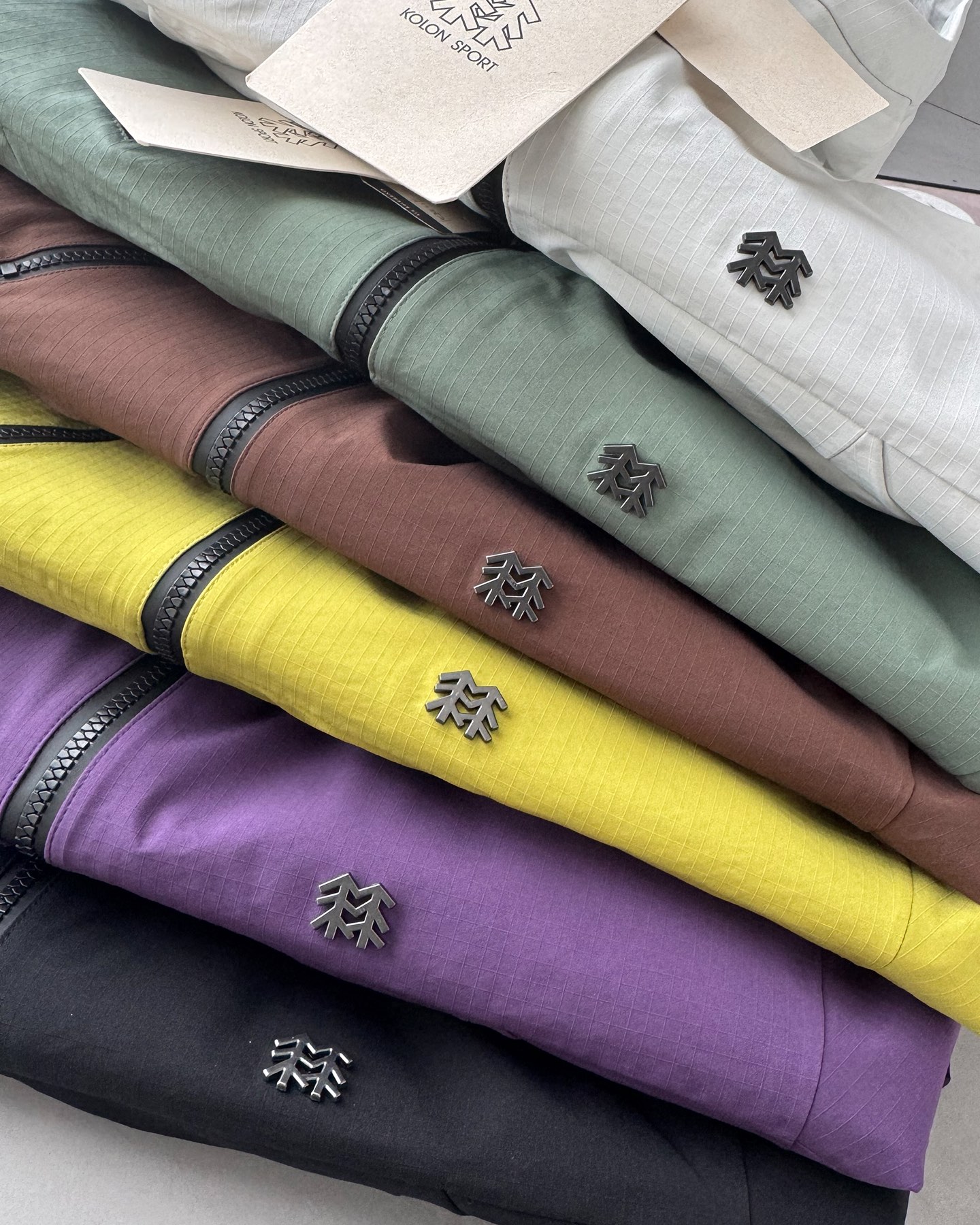 💰280#(尺码比较偏大)胡歌 刘诗诗明星同款 最高版本 区别市场通货
KOLON SPORT可隆 25年新品冲锋衣明星同款 城市户外双修冲锋衣夹克外套
1:1复刻 甄选高密度机能面料,具备优秀的防风、防泼水性能,同时保持良好透气性与穿着舒适感,适配城市通勤及户外活动双重场景。
采用立体版型设计,肩部、袖口等活动部位贴合人体工学,穿着灵活不紧绷。拼接走线平整利落,强化整体耐用性。
高领连帽设计,帽檐加固更具支撑力,阻风效果更强 双向防水拉链,提升使用便利性同时防止雨水渗入袖口魔术贴调节,贴合不同手腕粗细,稳固防风 胸前低调小标刺绣点缀,极简风格更显质感
城市与户外的完美融合,多色可选,风格百搭,轻便易携,是日常通勤、旅行出行、登山徒步的理想之选。每一处细节都在诠释高性能与实穿美学的统一,实物拍摄,细节完美的一款外套,秋冬必入款!
-颜色:极地白 黑色 梅紫色 黄色 咖色 幽绿色
-尺码:XS-2XL
尺码偏大尽量按推荐尺码拍
XS身高160-165体重90-120。 S身高165-175体重125-135。 M身高175-185。体重135 -145。 L身高175-190。体重150-165。 XL身高175-190。体重170−190. 2XL身高175-190。 体重190-230。
尺码 胸围 衣长 肩宽
XS 125。 70。 50。 S 130 71 52
M 135 72 54
L 140 74 56
XL 145 76 58
XXL 150 78 60