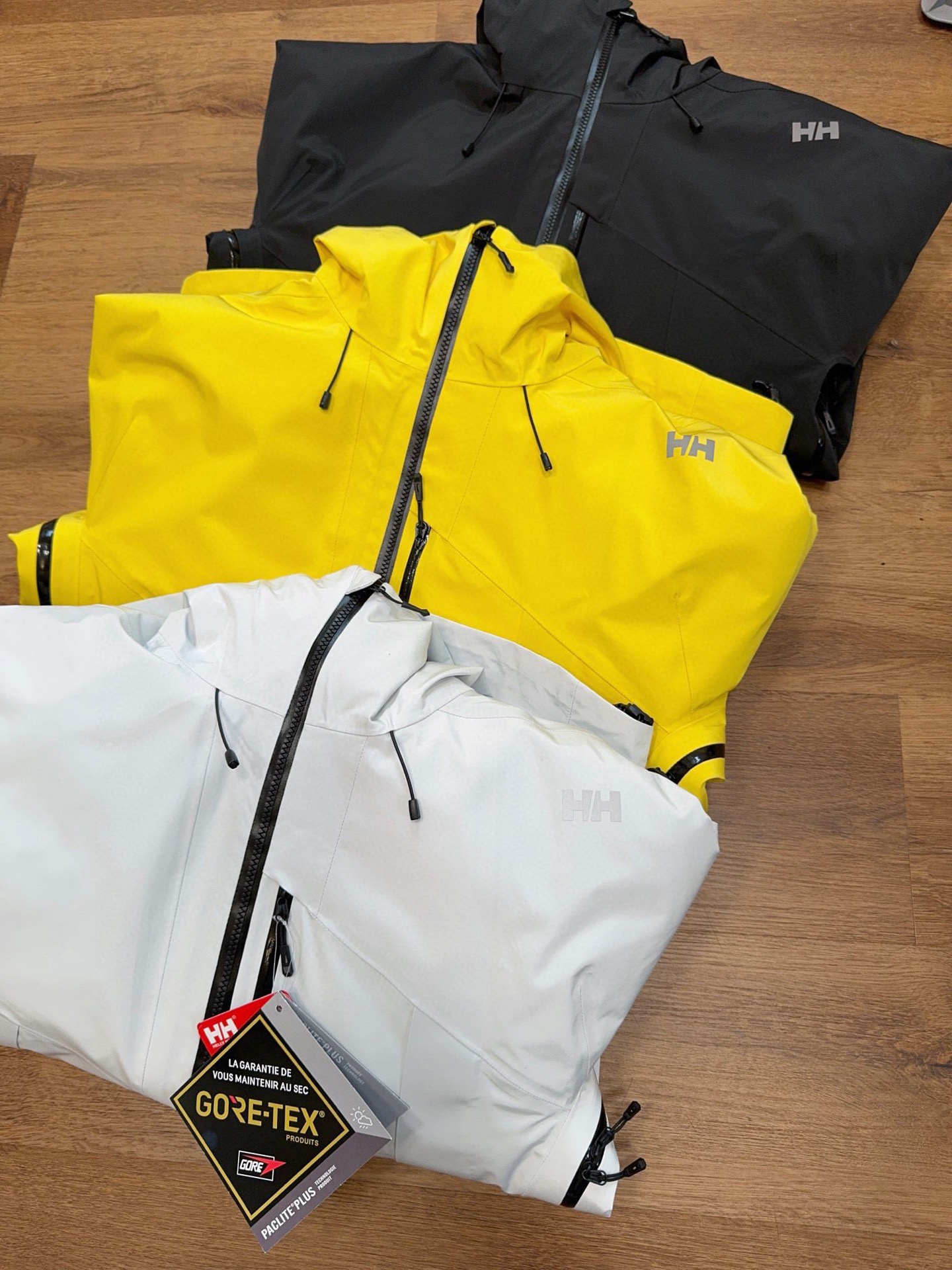 💰410 【高版本 内胆可拆卸】
柜子5000➕的 挪威国宝级户外品牌海丽汉森HH 三合一羽绒服冲锋衣
设计非常贴心 薄薄内胆提供最大限度保暖效果 全压胶冲锋衣 防风 防水 一件衣服轻松应对 昼夜温差 特别是极端的户外天气 外壳立体裁剪 套入内胆不会像
高品质 ,科技面料 防风防水 ,轻量化设计 ,宽松大牌设计 立体剪裁!冲锋衣透气舒适面料 不闷热 循环🔁透气,排湿保持皮肤干爽 ,三防功能黑科技 ,纳米级防水防油防污 。
产品特性: 防风雨,防静电,抗撕耐磨! 做到了即轻量,又具备很好的三防效果,
轻松应对各种户外复杂环境!!!
专业级户外连帽冲锋衣夹克外套。
耐磨而高度防风的外层.面料能抵挡雨水。
防湿表层面料.防雪.透气耐磨.防风.防水 能凝结面料水珠.立体整形,更合身舒适!!
可搭配男女同款情侣装!!!
颜色:象牙白 黑色。 黄色
尺码:S-3 XL
肩宽 胸围 衣长 袖长
S 46 112 70 65
M 48 116 72 66
L 50 120 74 67
XL 52 124 76 68
2XL 54 128 78 69。 3XL. 56。 130。 80。 70