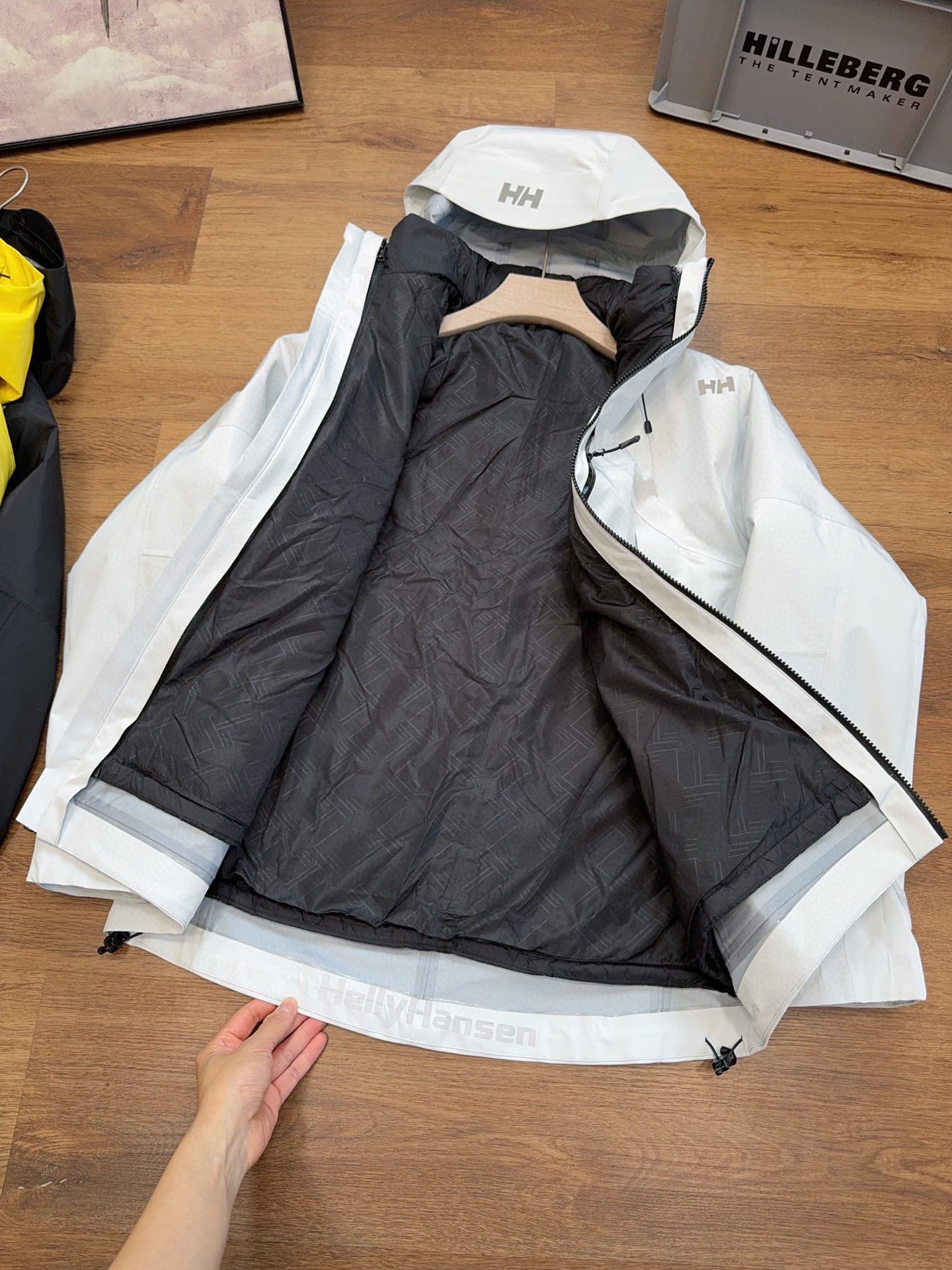 💰410 【高版本 内胆可拆卸】
柜子5000➕的 挪威国宝级户外品牌海丽汉森HH 三合一羽绒服冲锋衣
设计非常贴心 薄薄内胆提供最大限度保暖效果 全压胶冲锋衣 防风 防水 一件衣服轻松应对 昼夜温差 特别是极端的户外天气 外壳立体裁剪 套入内胆不会像
高品质 ,科技面料 防风防水 ,轻量化设计 ,宽松大牌设计 立体剪裁!冲锋衣透气舒适面料 不闷热 循环🔁透气,排湿保持皮肤干爽 ,三防功能黑科技 ,纳米级防水防油防污 。
产品特性: 防风雨,防静电,抗撕耐磨! 做到了即轻量,又具备很好的三防效果,
轻松应对各种户外复杂环境!!!
专业级户外连帽冲锋衣夹克外套。
耐磨而高度防风的外层.面料能抵挡雨水。
防湿表层面料.防雪.透气耐磨.防风.防水 能凝结面料水珠.立体整形,更合身舒适!!
可搭配男女同款情侣装!!!
颜色:象牙白 黑色。 黄色
尺码:S-3 XL
肩宽 胸围 衣长 袖长
S 46 112 70 65
M 48 116 72 66
L 50 120 74 67
XL 52 124 76 68
2XL 54 128 78 69。 3XL. 56。 130。 80。 70