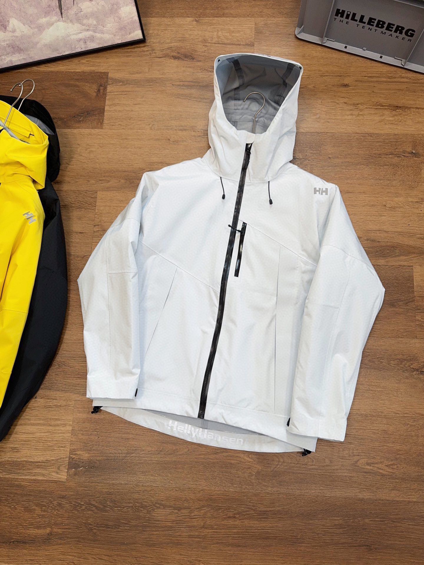 💰410 【高版本 内胆可拆卸】
柜子5000➕的 挪威国宝级户外品牌海丽汉森HH 三合一羽绒服冲锋衣
设计非常贴心 薄薄内胆提供最大限度保暖效果 全压胶冲锋衣 防风 防水 一件衣服轻松应对 昼夜温差 特别是极端的户外天气 外壳立体裁剪 套入内胆不会像
高品质 ,科技面料 防风防水 ,轻量化设计 ,宽松大牌设计 立体剪裁!冲锋衣透气舒适面料 不闷热 循环🔁透气,排湿保持皮肤干爽 ,三防功能黑科技 ,纳米级防水防油防污 。
产品特性: 防风雨,防静电,抗撕耐磨! 做到了即轻量,又具备很好的三防效果,
轻松应对各种户外复杂环境!!!
专业级户外连帽冲锋衣夹克外套。
耐磨而高度防风的外层.面料能抵挡雨水。
防湿表层面料.防雪.透气耐磨.防风.防水 能凝结面料水珠.立体整形,更合身舒适!!
可搭配男女同款情侣装!!!
颜色:象牙白 黑色。 黄色
尺码:S-3 XL
肩宽 胸围 衣长 袖长
S 46 112 70 65
M 48 116 72 66
L 50 120 74 67
XL 52 124 76 68
2XL 54 128 78 69。 3XL. 56。 130。 80。 70