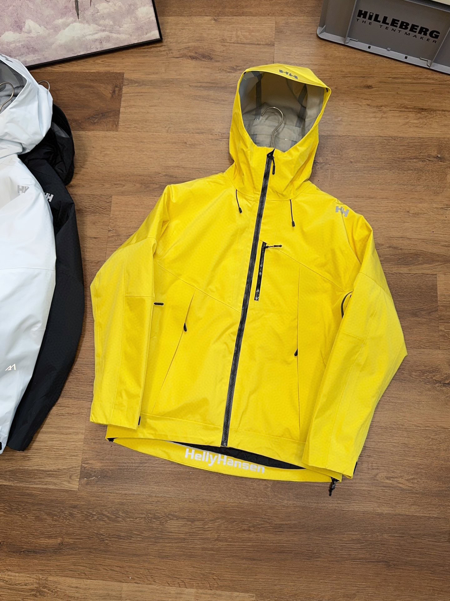 💰410 【高版本 内胆可拆卸】
柜子5000➕的 挪威国宝级户外品牌海丽汉森HH 三合一羽绒服冲锋衣
设计非常贴心 薄薄内胆提供最大限度保暖效果 全压胶冲锋衣 防风 防水 一件衣服轻松应对 昼夜温差 特别是极端的户外天气 外壳立体裁剪 套入内胆不会像
高品质 ,科技面料 防风防水 ,轻量化设计 ,宽松大牌设计 立体剪裁!冲锋衣透气舒适面料 不闷热 循环🔁透气,排湿保持皮肤干爽 ,三防功能黑科技 ,纳米级防水防油防污 。
产品特性: 防风雨,防静电,抗撕耐磨! 做到了即轻量,又具备很好的三防效果,
轻松应对各种户外复杂环境!!!
专业级户外连帽冲锋衣夹克外套。
耐磨而高度防风的外层.面料能抵挡雨水。
防湿表层面料.防雪.透气耐磨.防风.防水 能凝结面料水珠.立体整形,更合身舒适!!
可搭配男女同款情侣装!!!
颜色:象牙白 黑色。 黄色
尺码:S-3 XL
肩宽 胸围 衣长 袖长
S 46 112 70 65
M 48 116 72 66
L 50 120 74 67
XL 52 124 76 68
2XL 54 128 78 69。 3XL. 56。 130。 80。 70