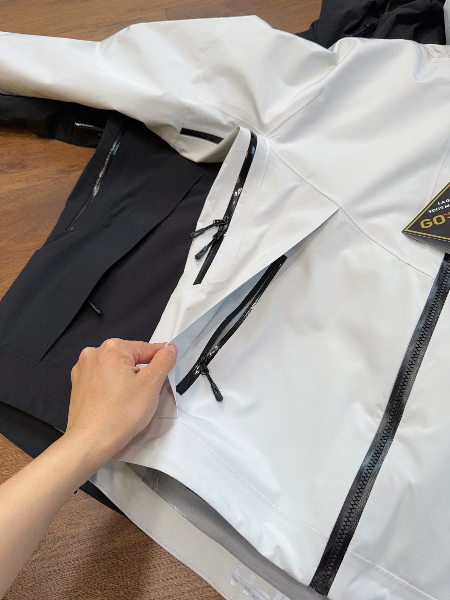 💰410 【高版本 内胆可拆卸】
柜子5000➕的 挪威国宝级户外品牌海丽汉森HH 三合一羽绒服冲锋衣
设计非常贴心 薄薄内胆提供最大限度保暖效果 全压胶冲锋衣 防风 防水 一件衣服轻松应对 昼夜温差 特别是极端的户外天气 外壳立体裁剪 套入内胆不会像
高品质 ,科技面料 防风防水 ,轻量化设计 ,宽松大牌设计 立体剪裁!冲锋衣透气舒适面料 不闷热 循环🔁透气,排湿保持皮肤干爽 ,三防功能黑科技 ,纳米级防水防油防污 。
产品特性: 防风雨,防静电,抗撕耐磨! 做到了即轻量,又具备很好的三防效果,
轻松应对各种户外复杂环境!!!
专业级户外连帽冲锋衣夹克外套。
耐磨而高度防风的外层.面料能抵挡雨水。
防湿表层面料.防雪.透气耐磨.防风.防水 能凝结面料水珠.立体整形,更合身舒适!!
可搭配男女同款情侣装!!!
颜色:象牙白 黑色。 黄色
尺码:S-3 XL
肩宽 胸围 衣长 袖长
S 46 112 70 65
M 48 116 72 66
L 50 120 74 67
XL 52 124 76 68
2XL 54 128 78 69。 3XL. 56。 130。 80。 70