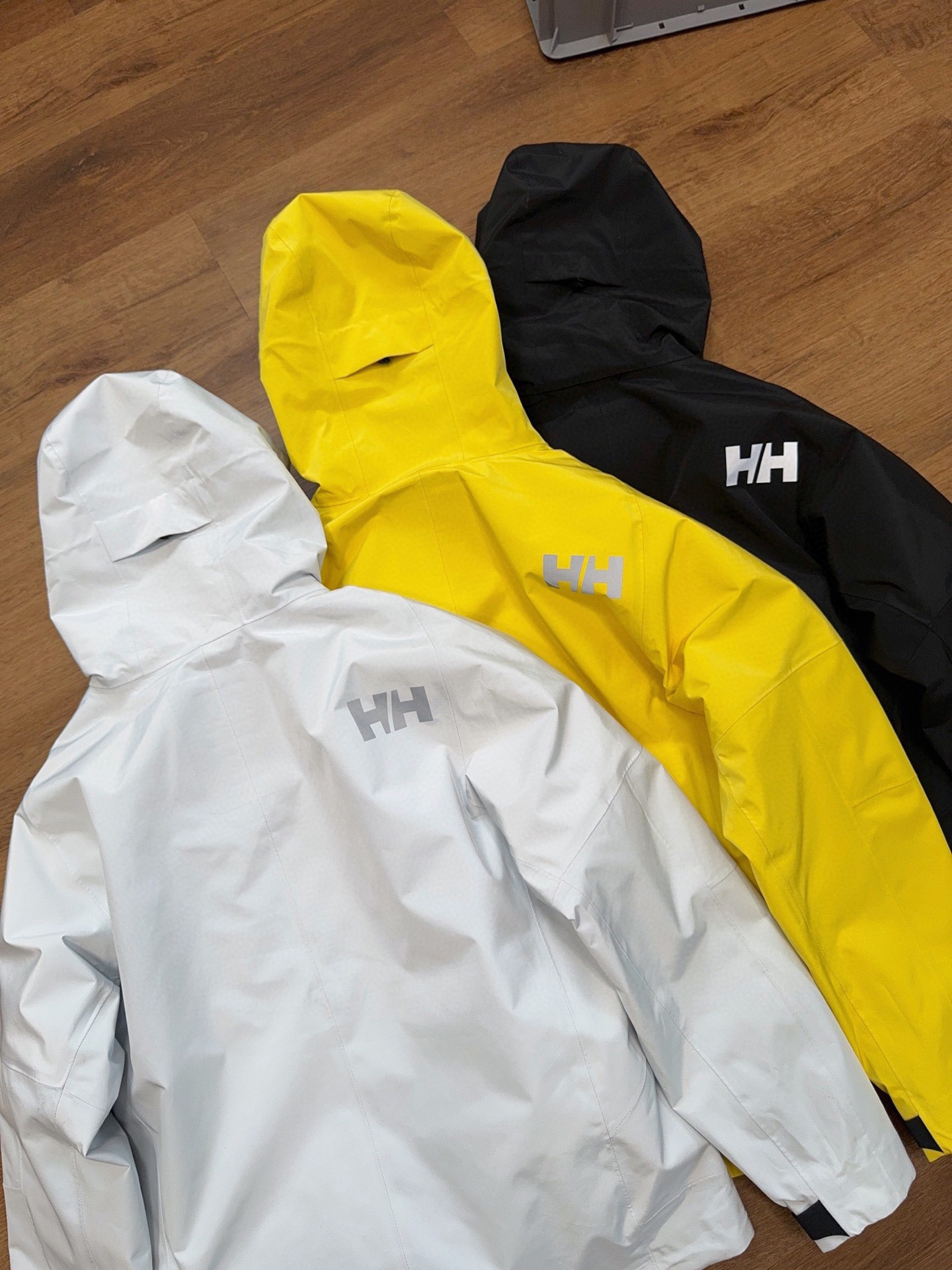 💰410 【高版本 内胆可拆卸】
柜子5000➕的 挪威国宝级户外品牌海丽汉森HH 三合一羽绒服冲锋衣
设计非常贴心 薄薄内胆提供最大限度保暖效果 全压胶冲锋衣 防风 防水 一件衣服轻松应对 昼夜温差 特别是极端的户外天气 外壳立体裁剪 套入内胆不会像
高品质 ,科技面料 防风防水 ,轻量化设计 ,宽松大牌设计 立体剪裁!冲锋衣透气舒适面料 不闷热 循环🔁透气,排湿保持皮肤干爽 ,三防功能黑科技 ,纳米级防水防油防污 。
产品特性: 防风雨,防静电,抗撕耐磨! 做到了即轻量,又具备很好的三防效果,
轻松应对各种户外复杂环境!!!
专业级户外连帽冲锋衣夹克外套。
耐磨而高度防风的外层.面料能抵挡雨水。
防湿表层面料.防雪.透气耐磨.防风.防水 能凝结面料水珠.立体整形,更合身舒适!!
可搭配男女同款情侣装!!!
颜色:象牙白 黑色。 黄色
尺码:S-3 XL
肩宽 胸围 衣长 袖长
S 46 112 70 65
M 48 116 72 66
L 50 120 74 67
XL 52 124 76 68
2XL 54 128 78 69。 3XL. 56。 130。 80。 70