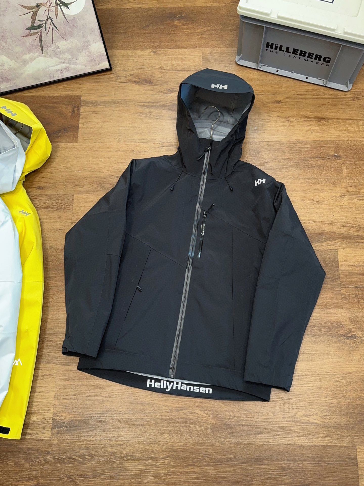 💰410 【高版本 内胆可拆卸】
柜子5000➕的 挪威国宝级户外品牌海丽汉森HH 三合一羽绒服冲锋衣
设计非常贴心 薄薄内胆提供最大限度保暖效果 全压胶冲锋衣 防风 防水 一件衣服轻松应对 昼夜温差 特别是极端的户外天气 外壳立体裁剪 套入内胆不会像
高品质 ,科技面料 防风防水 ,轻量化设计 ,宽松大牌设计 立体剪裁!冲锋衣透气舒适面料 不闷热 循环🔁透气,排湿保持皮肤干爽 ,三防功能黑科技 ,纳米级防水防油防污 。
产品特性: 防风雨,防静电,抗撕耐磨! 做到了即轻量,又具备很好的三防效果,
轻松应对各种户外复杂环境!!!
专业级户外连帽冲锋衣夹克外套。
耐磨而高度防风的外层.面料能抵挡雨水。
防湿表层面料.防雪.透气耐磨.防风.防水 能凝结面料水珠.立体整形,更合身舒适!!
可搭配男女同款情侣装!!!
颜色:象牙白 黑色。 黄色
尺码:S-3 XL
肩宽 胸围 衣长 袖长
S 46 112 70 65
M 48 116 72 66
L 50 120 74 67
XL 52 124 76 68
2XL 54 128 78 69。 3XL. 56。 130。 80。 70