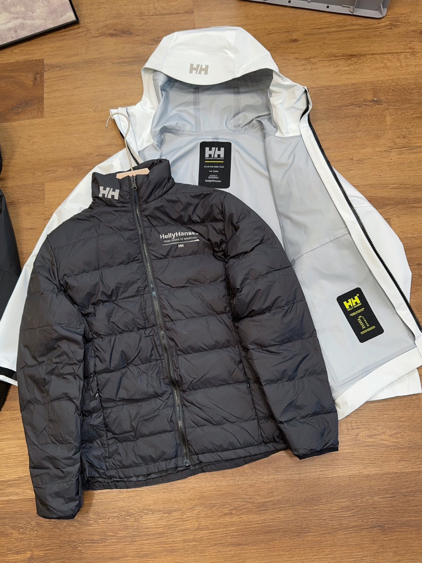 💰410 【高版本 内胆可拆卸】
柜子5000➕的 挪威国宝级户外品牌海丽汉森HH 三合一羽绒服冲锋衣
设计非常贴心 薄薄内胆提供最大限度保暖效果 全压胶冲锋衣 防风 防水 一件衣服轻松应对 昼夜温差 特别是极端的户外天气 外壳立体裁剪 套入内胆不会像
高品质 ,科技面料 防风防水 ,轻量化设计 ,宽松大牌设计 立体剪裁!冲锋衣透气舒适面料 不闷热 循环🔁透气,排湿保持皮肤干爽 ,三防功能黑科技 ,纳米级防水防油防污 。
产品特性: 防风雨,防静电,抗撕耐磨! 做到了即轻量,又具备很好的三防效果,
轻松应对各种户外复杂环境!!!
专业级户外连帽冲锋衣夹克外套。
耐磨而高度防风的外层.面料能抵挡雨水。
防湿表层面料.防雪.透气耐磨.防风.防水 能凝结面料水珠.立体整形,更合身舒适!!
可搭配男女同款情侣装!!!
颜色:象牙白 黑色。 黄色
尺码:S-3 XL
肩宽 胸围 衣长 袖长
S 46 112 70 65
M 48 116 72 66
L 50 120 74 67
XL 52 124 76 68
2XL 54 128 78 69。 3XL. 56。 130。 80。 70