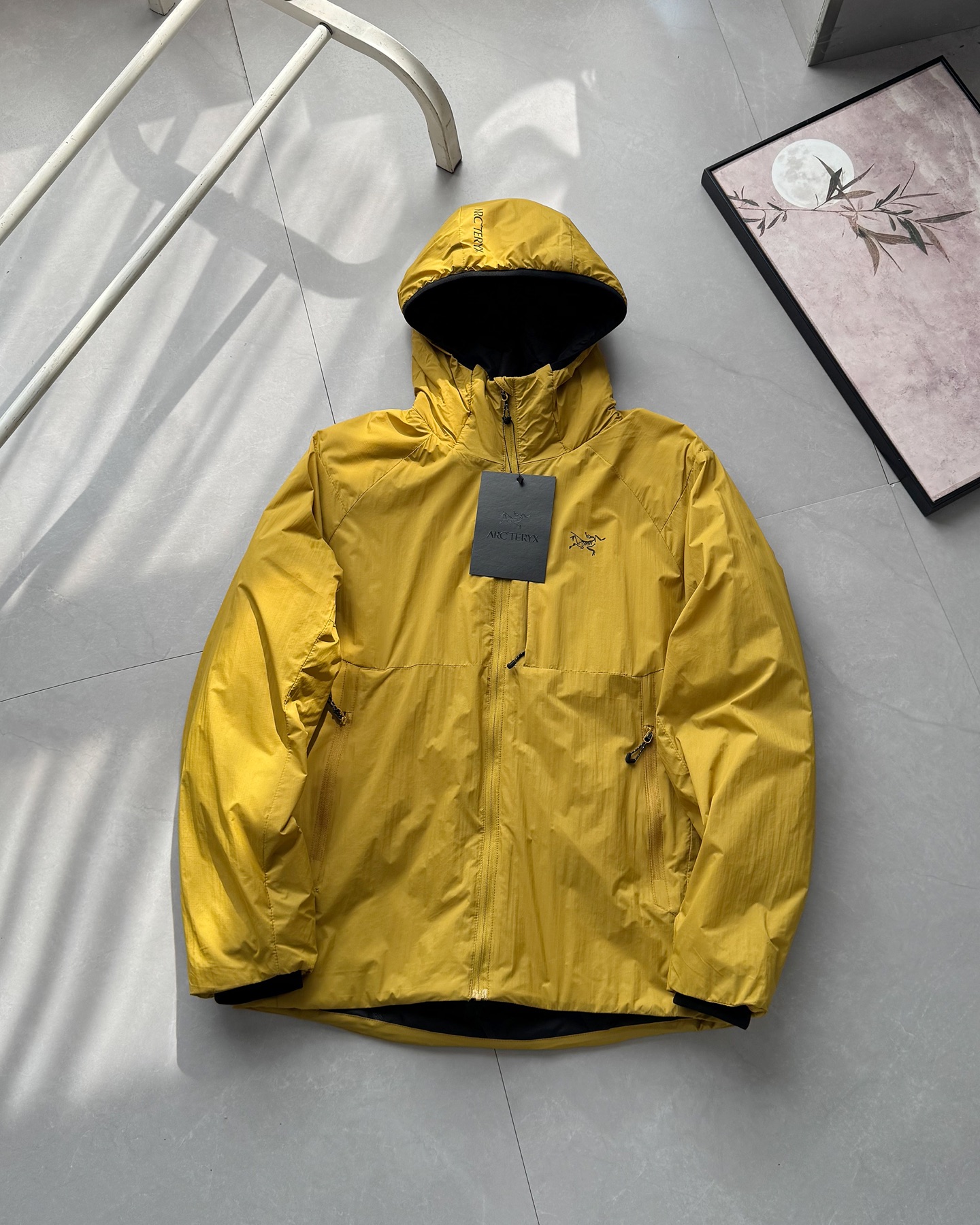 供💰165
始祖鸟2025冬季新品连帽羽绒棉服！
内里的填充用料才用了天然羽绒棉，这种填充物是由不同规格的超细纤维和羽绒经过特殊工艺生产制造，具有轻薄、手感细腻、柔软、保温好、洗后不易变形，不会透丝！轻量化棉衣，比羽绒服更保暖！
不管蓬松度还是保暖性都是首屈一指的，大家可以看看实拍图 蓬松度都能看得到！
微防水/ 做工精良/细节到位！兼顾实用美观！袖口防风设计！！实用性满分的一款棉服外套！

颜色：黑色 ，碳灰，柠檬黄。尺码：M-4XL。

尺码  肩宽  胸围  衣长  袖长
M  46  114  70  61
L  48  118  72  63
XL  50  122  74  65
XXL 52  126  76  67
3XL 54  130  78  69
4XL 56  134  80  71

M推荐95~110斤 L推荐110~130斤 
XL推荐130~150斤2XL推荐150~170斤
3XL推荐170~190斤4XL推荐190~210斤
温馨提示:因手工测量方式不同,存在1~3cm误差属于合理范围

