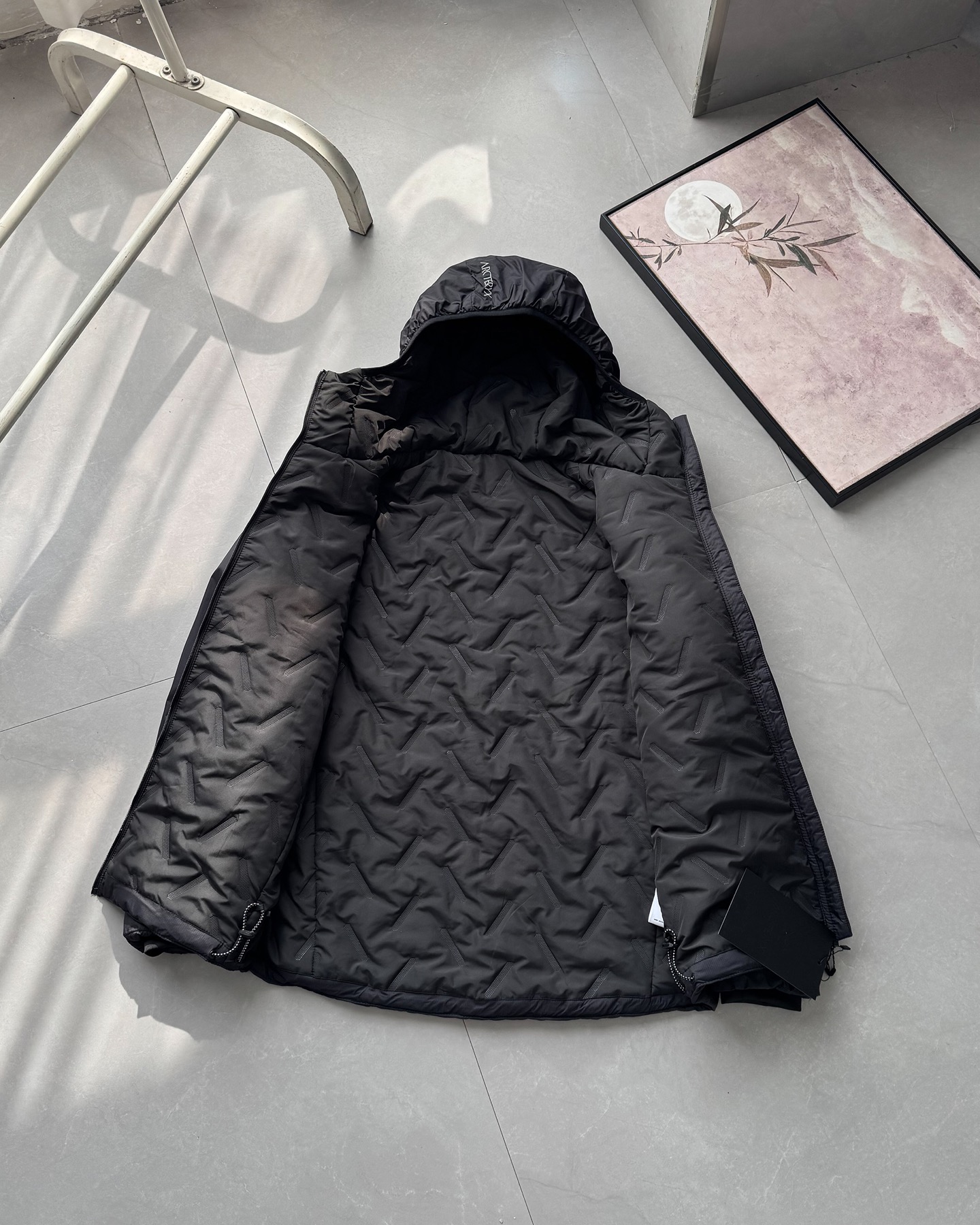 供💰165
始祖鸟2025冬季新品连帽羽绒棉服！
内里的填充用料才用了天然羽绒棉，这种填充物是由不同规格的超细纤维和羽绒经过特殊工艺生产制造，具有轻薄、手感细腻、柔软、保温好、洗后不易变形，不会透丝！轻量化棉衣，比羽绒服更保暖！
不管蓬松度还是保暖性都是首屈一指的，大家可以看看实拍图 蓬松度都能看得到！
微防水/ 做工精良/细节到位！兼顾实用美观！袖口防风设计！！实用性满分的一款棉服外套！

颜色：黑色 ，碳灰，柠檬黄。尺码：M-4XL。

尺码  肩宽  胸围  衣长  袖长
M  46  114  70  61
L  48  118  72  63
XL  50  122  74  65
XXL 52  126  76  67
3XL 54  130  78  69
4XL 56  134  80  71

M推荐95~110斤 L推荐110~130斤 
XL推荐130~150斤2XL推荐150~170斤
3XL推荐170~190斤4XL推荐190~210斤
温馨提示:因手工测量方式不同,存在1~3cm误差属于合理范围

