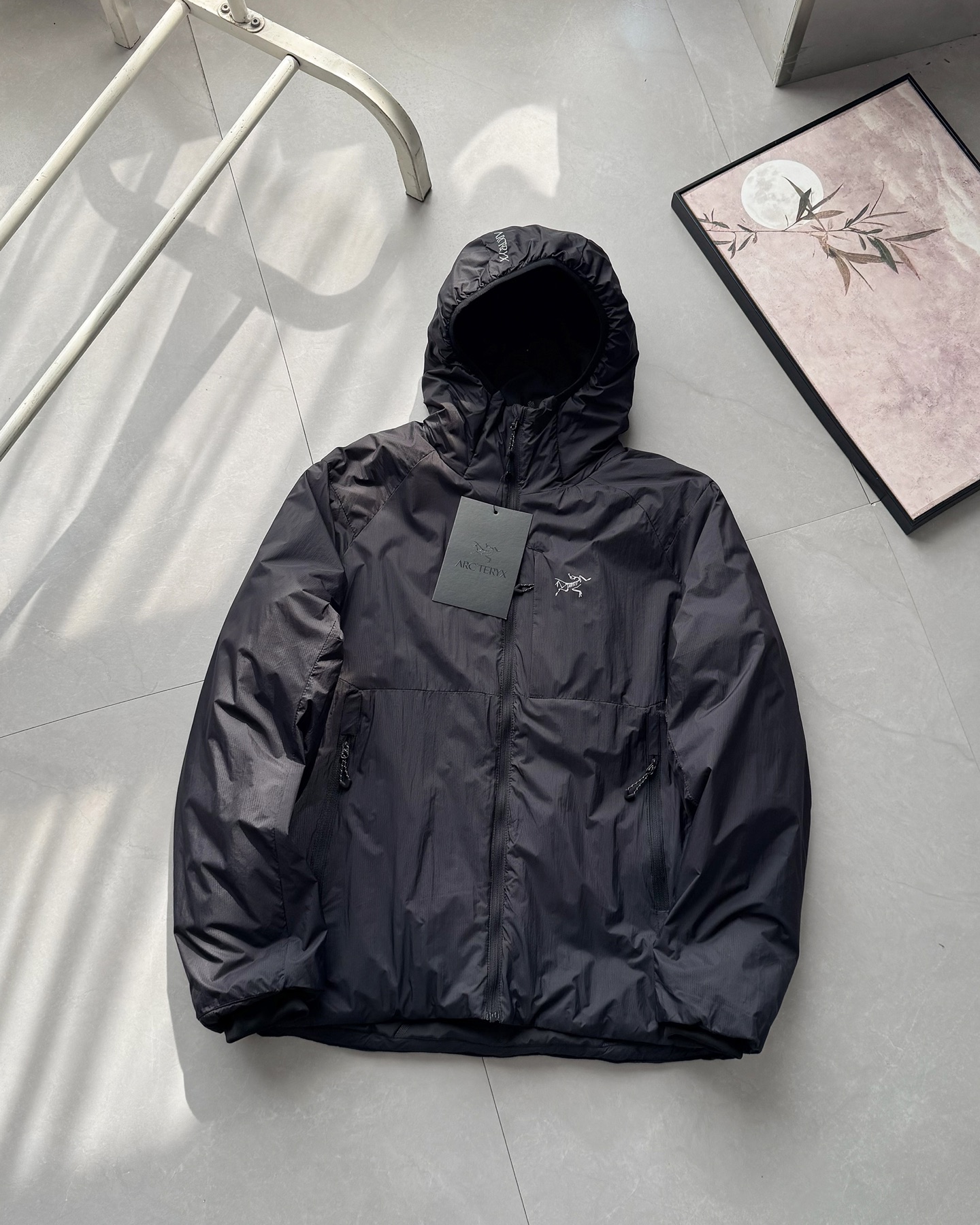 供💰165
始祖鸟2025冬季新品连帽羽绒棉服！
内里的填充用料才用了天然羽绒棉，这种填充物是由不同规格的超细纤维和羽绒经过特殊工艺生产制造，具有轻薄、手感细腻、柔软、保温好、洗后不易变形，不会透丝！轻量化棉衣，比羽绒服更保暖！
不管蓬松度还是保暖性都是首屈一指的，大家可以看看实拍图 蓬松度都能看得到！
微防水/ 做工精良/细节到位！兼顾实用美观！袖口防风设计！！实用性满分的一款棉服外套！

颜色：黑色 ，碳灰，柠檬黄。尺码：M-4XL。

尺码  肩宽  胸围  衣长  袖长
M  46  114  70  61
L  48  118  72  63
XL  50  122  74  65
XXL 52  126  76  67
3XL 54  130  78  69
4XL 56  134  80  71

M推荐95~110斤 L推荐110~130斤 
XL推荐130~150斤2XL推荐150~170斤
3XL推荐170~190斤4XL推荐190~210斤
温馨提示:因手工测量方式不同,存在1~3cm误差属于合理范围

