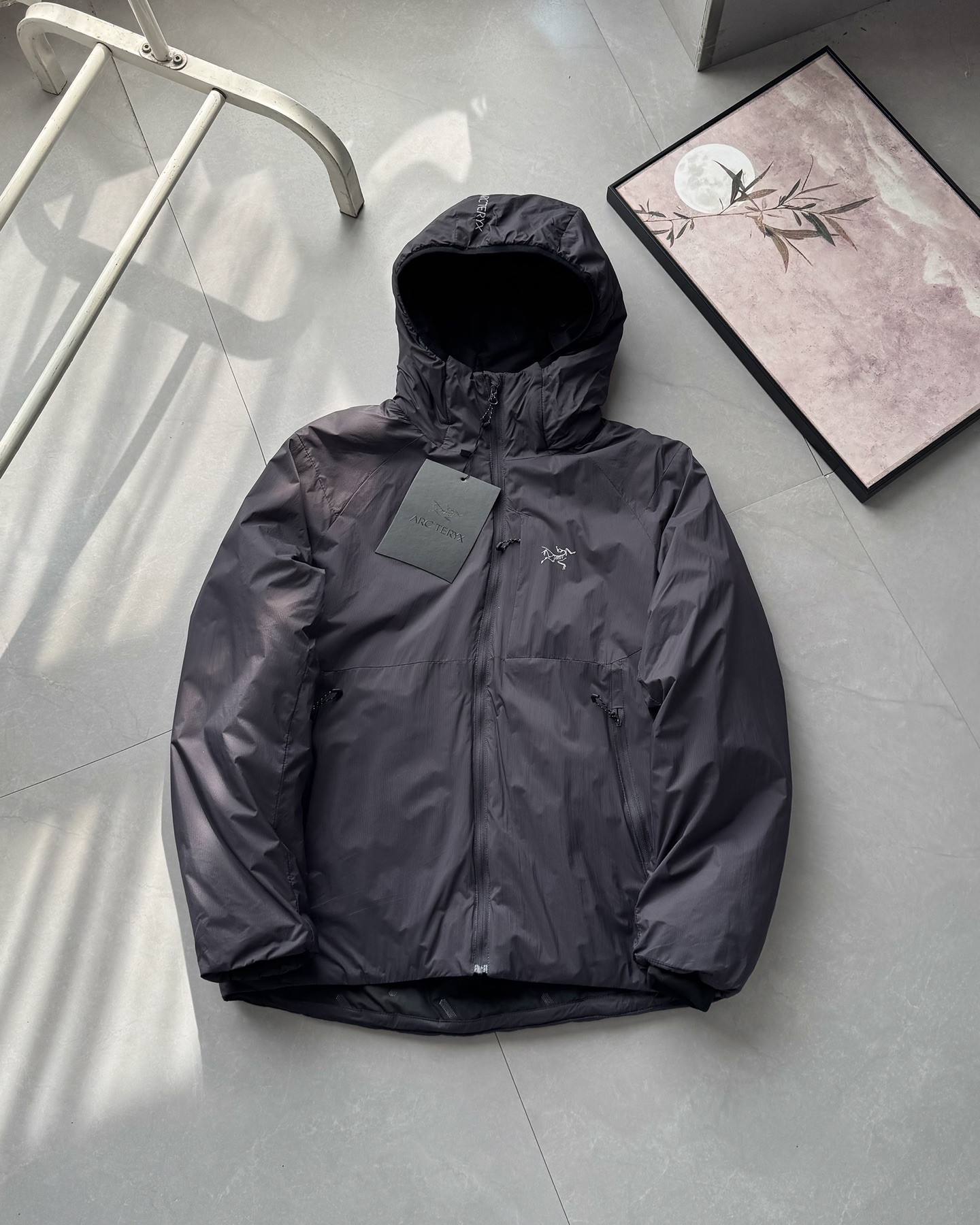 供💰165
始祖鸟2025冬季新品连帽羽绒棉服！
内里的填充用料才用了天然羽绒棉，这种填充物是由不同规格的超细纤维和羽绒经过特殊工艺生产制造，具有轻薄、手感细腻、柔软、保温好、洗后不易变形，不会透丝！轻量化棉衣，比羽绒服更保暖！
不管蓬松度还是保暖性都是首屈一指的，大家可以看看实拍图 蓬松度都能看得到！
微防水/ 做工精良/细节到位！兼顾实用美观！袖口防风设计！！实用性满分的一款棉服外套！

颜色：黑色 ，碳灰，柠檬黄。尺码：M-4XL。

尺码  肩宽  胸围  衣长  袖长
M  46  114  70  61
L  48  118  72  63
XL  50  122  74  65
XXL 52  126  76  67
3XL 54  130  78  69
4XL 56  134  80  71

M推荐95~110斤 L推荐110~130斤 
XL推荐130~150斤2XL推荐150~170斤
3XL推荐170~190斤4XL推荐190~210斤
温馨提示:因手工测量方式不同,存在1~3cm误差属于合理范围

