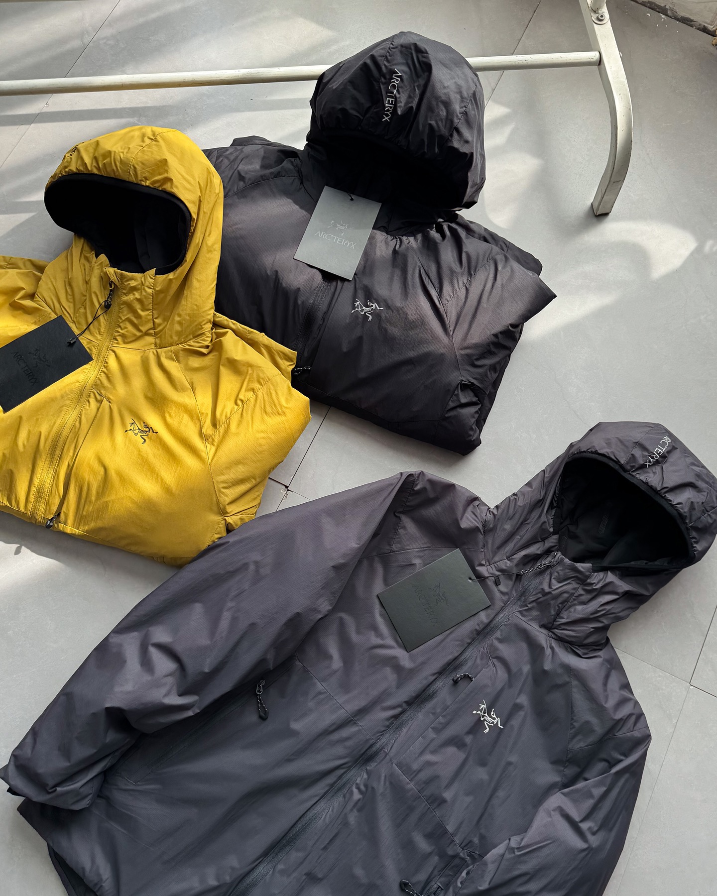 供💰165
始祖鸟2025冬季新品连帽羽绒棉服！
内里的填充用料才用了天然羽绒棉，这种填充物是由不同规格的超细纤维和羽绒经过特殊工艺生产制造，具有轻薄、手感细腻、柔软、保温好、洗后不易变形，不会透丝！轻量化棉衣，比羽绒服更保暖！
不管蓬松度还是保暖性都是首屈一指的，大家可以看看实拍图 蓬松度都能看得到！
微防水/ 做工精良/细节到位！兼顾实用美观！袖口防风设计！！实用性满分的一款棉服外套！

颜色：黑色 ，碳灰，柠檬黄。尺码：M-4XL。

尺码  肩宽  胸围  衣长  袖长
M  46  114  70  61
L  48  118  72  63
XL  50  122  74  65
XXL 52  126  76  67
3XL 54  130  78  69
4XL 56  134  80  71

M推荐95~110斤 L推荐110~130斤 
XL推荐130~150斤2XL推荐150~170斤
3XL推荐170~190斤4XL推荐190~210斤
温馨提示:因手工测量方式不同,存在1~3cm误差属于合理范围

