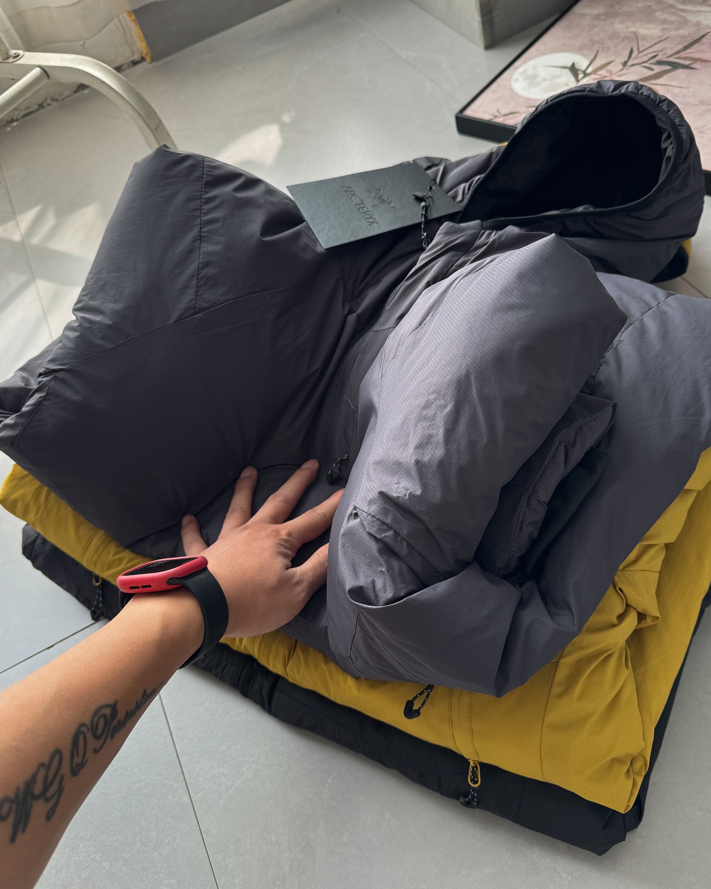 供💰165
始祖鸟2025冬季新品连帽羽绒棉服！
内里的填充用料才用了天然羽绒棉，这种填充物是由不同规格的超细纤维和羽绒经过特殊工艺生产制造，具有轻薄、手感细腻、柔软、保温好、洗后不易变形，不会透丝！轻量化棉衣，比羽绒服更保暖！
不管蓬松度还是保暖性都是首屈一指的，大家可以看看实拍图 蓬松度都能看得到！
微防水/ 做工精良/细节到位！兼顾实用美观！袖口防风设计！！实用性满分的一款棉服外套！

颜色：黑色 ，碳灰，柠檬黄。尺码：M-4XL。

尺码  肩宽  胸围  衣长  袖长
M  46  114  70  61
L  48  118  72  63
XL  50  122  74  65
XXL 52  126  76  67
3XL 54  130  78  69
4XL 56  134  80  71

M推荐95~110斤 L推荐110~130斤 
XL推荐130~150斤2XL推荐150~170斤
3XL推荐170~190斤4XL推荐190~210斤
温馨提示:因手工测量方式不同,存在1~3cm误差属于合理范围

