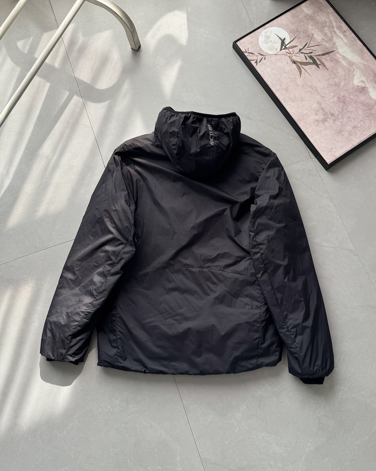 供💰165
始祖鸟2025冬季新品连帽羽绒棉服！
内里的填充用料才用了天然羽绒棉，这种填充物是由不同规格的超细纤维和羽绒经过特殊工艺生产制造，具有轻薄、手感细腻、柔软、保温好、洗后不易变形，不会透丝！轻量化棉衣，比羽绒服更保暖！
不管蓬松度还是保暖性都是首屈一指的，大家可以看看实拍图 蓬松度都能看得到！
微防水/ 做工精良/细节到位！兼顾实用美观！袖口防风设计！！实用性满分的一款棉服外套！

颜色：黑色 ，碳灰，柠檬黄。尺码：M-4XL。

尺码  肩宽  胸围  衣长  袖长
M  46  114  70  61
L  48  118  72  63
XL  50  122  74  65
XXL 52  126  76  67
3XL 54  130  78  69
4XL 56  134  80  71

M推荐95~110斤 L推荐110~130斤 
XL推荐130~150斤2XL推荐150~170斤
3XL推荐170~190斤4XL推荐190~210斤
温馨提示:因手工测量方式不同,存在1~3cm误差属于合理范围

