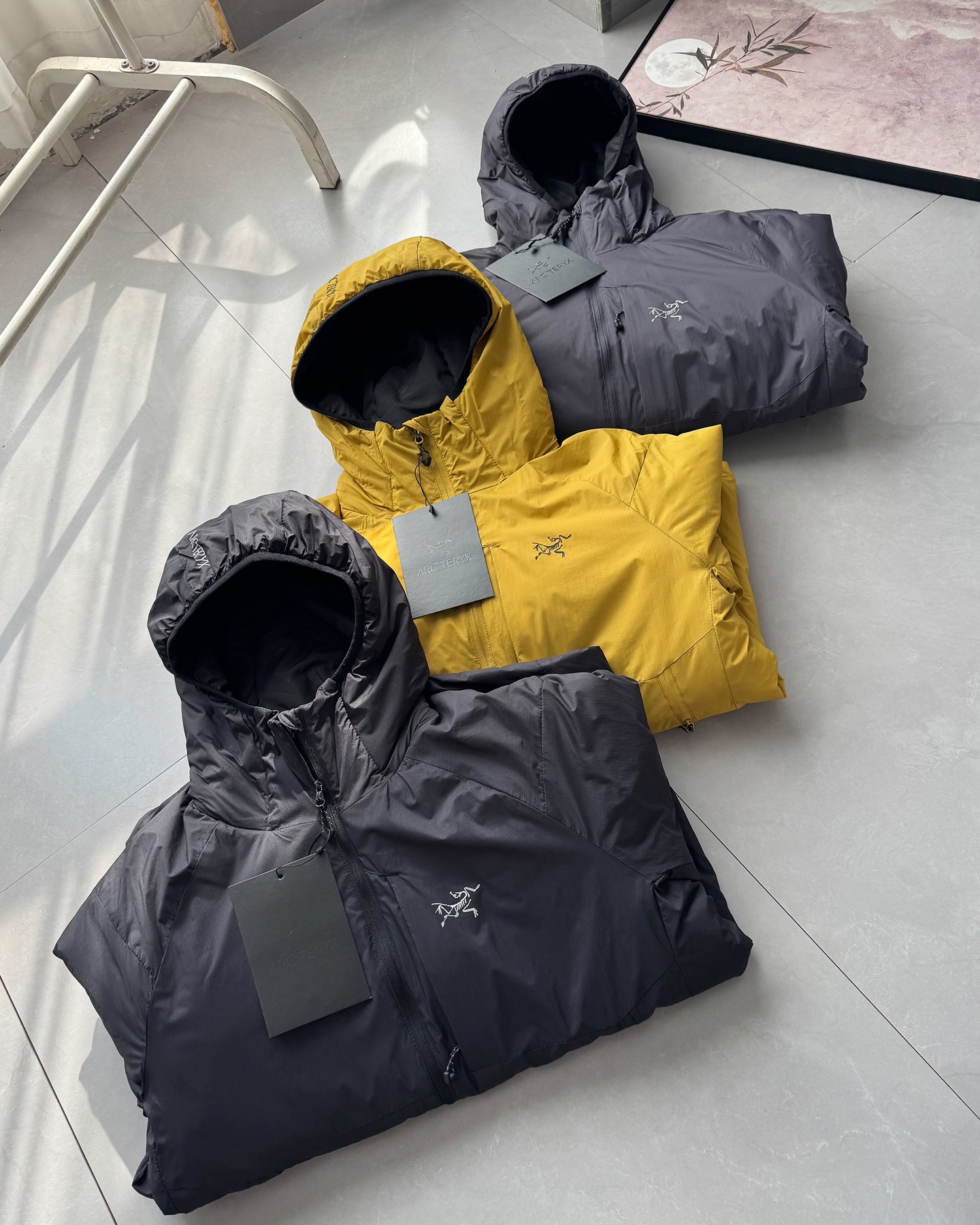 供💰165
始祖鸟2025冬季新品连帽羽绒棉服！
内里的填充用料才用了天然羽绒棉，这种填充物是由不同规格的超细纤维和羽绒经过特殊工艺生产制造，具有轻薄、手感细腻、柔软、保温好、洗后不易变形，不会透丝！轻量化棉衣，比羽绒服更保暖！
不管蓬松度还是保暖性都是首屈一指的，大家可以看看实拍图 蓬松度都能看得到！
微防水/ 做工精良/细节到位！兼顾实用美观！袖口防风设计！！实用性满分的一款棉服外套！

颜色：黑色 ，碳灰，柠檬黄。尺码：M-4XL。

尺码  肩宽  胸围  衣长  袖长
M  46  114  70  61
L  48  118  72  63
XL  50  122  74  65
XXL 52  126  76  67
3XL 54  130  78  69
4XL 56  134  80  71

M推荐95~110斤 L推荐110~130斤 
XL推荐130~150斤2XL推荐150~170斤
3XL推荐170~190斤4XL推荐190~210斤
温馨提示:因手工测量方式不同,存在1~3cm误差属于合理范围

