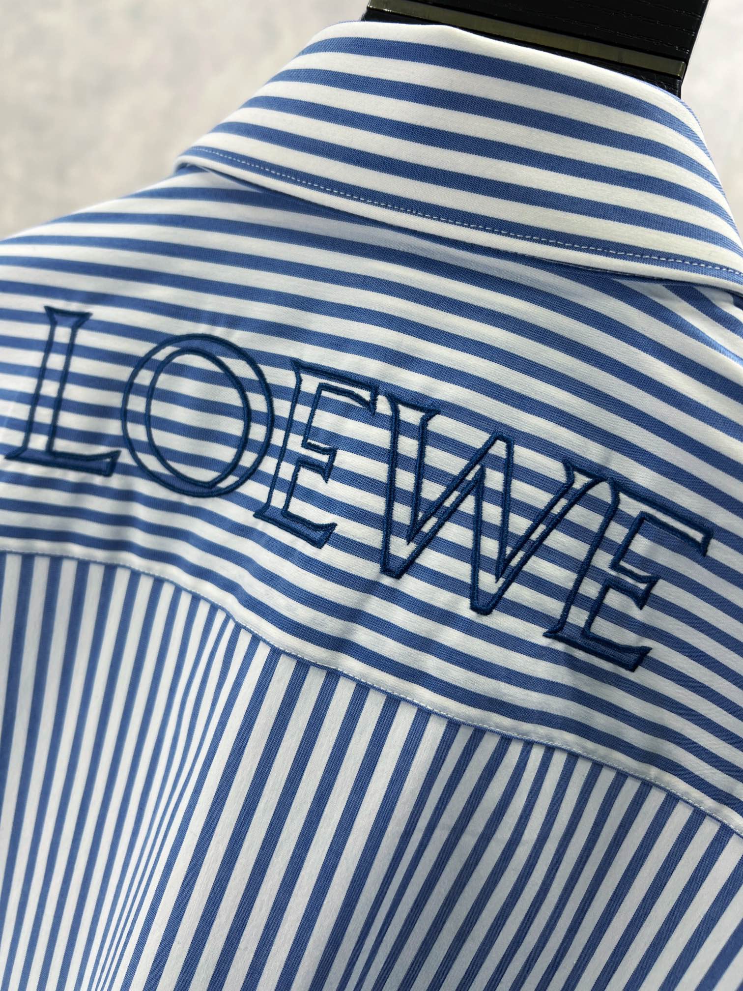 Loewe罗意威24男士衬衫商务休闲修身款长袖衬衣！所有男士必不可缺的一款宜商务宜休闲！早秋限量新款都市