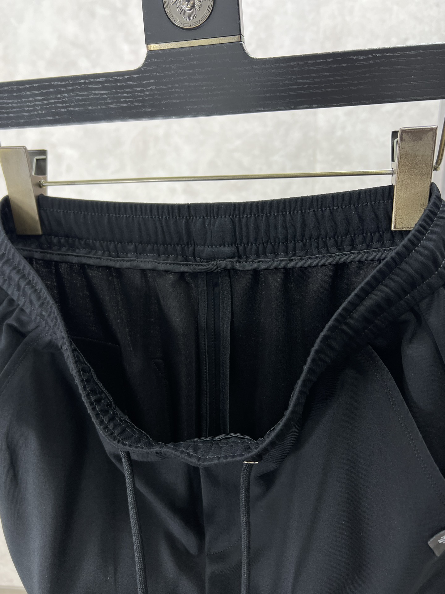 Balenciaga巴黎世家2024春夏新款松紧带休闲裤专柜定制面料透气舒适度高细节无可挑剔品牌元素设计