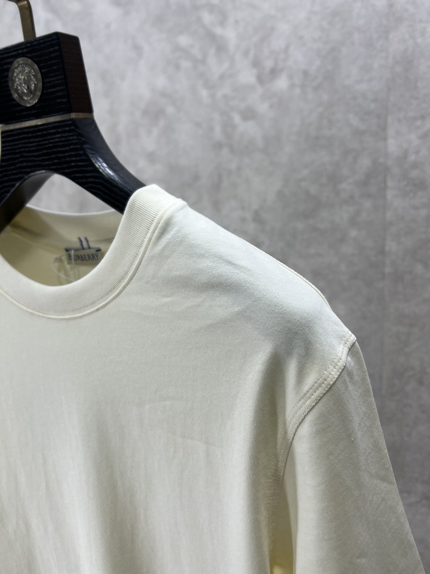 Burberry巴宝莉2024ss最新款圆领短袖T恤上身效果面料重工印花定制定染螺纹领口不易变形手感非常