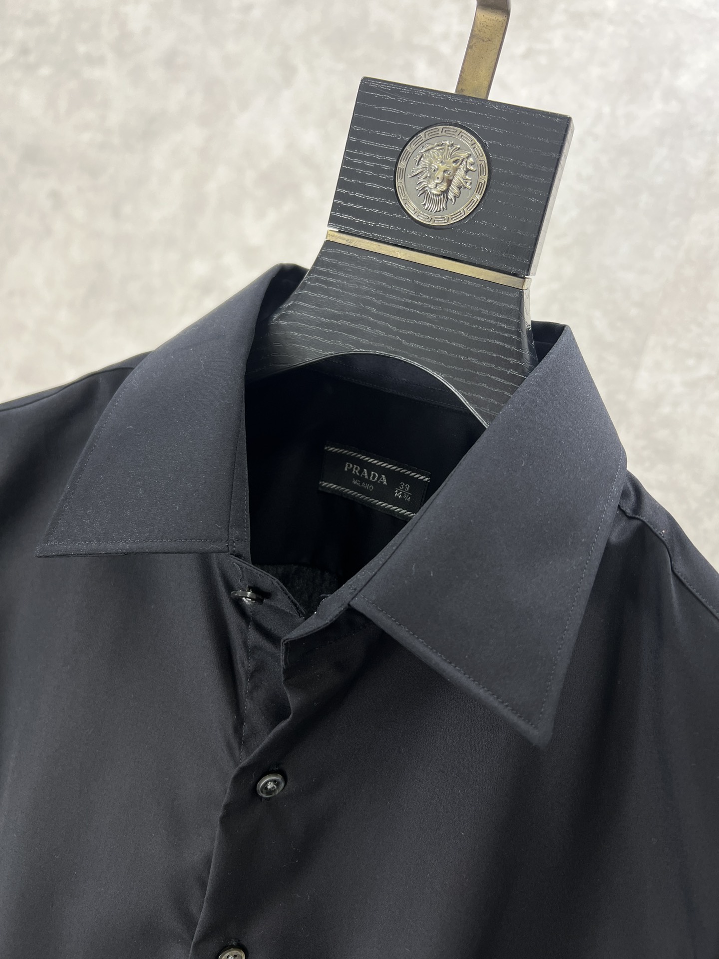 Prada普拉达专柜最新款2024ss新款男士长袖衬衫高端版本衬衣！专柜定制面料透气舒适度高细节无可挑剔