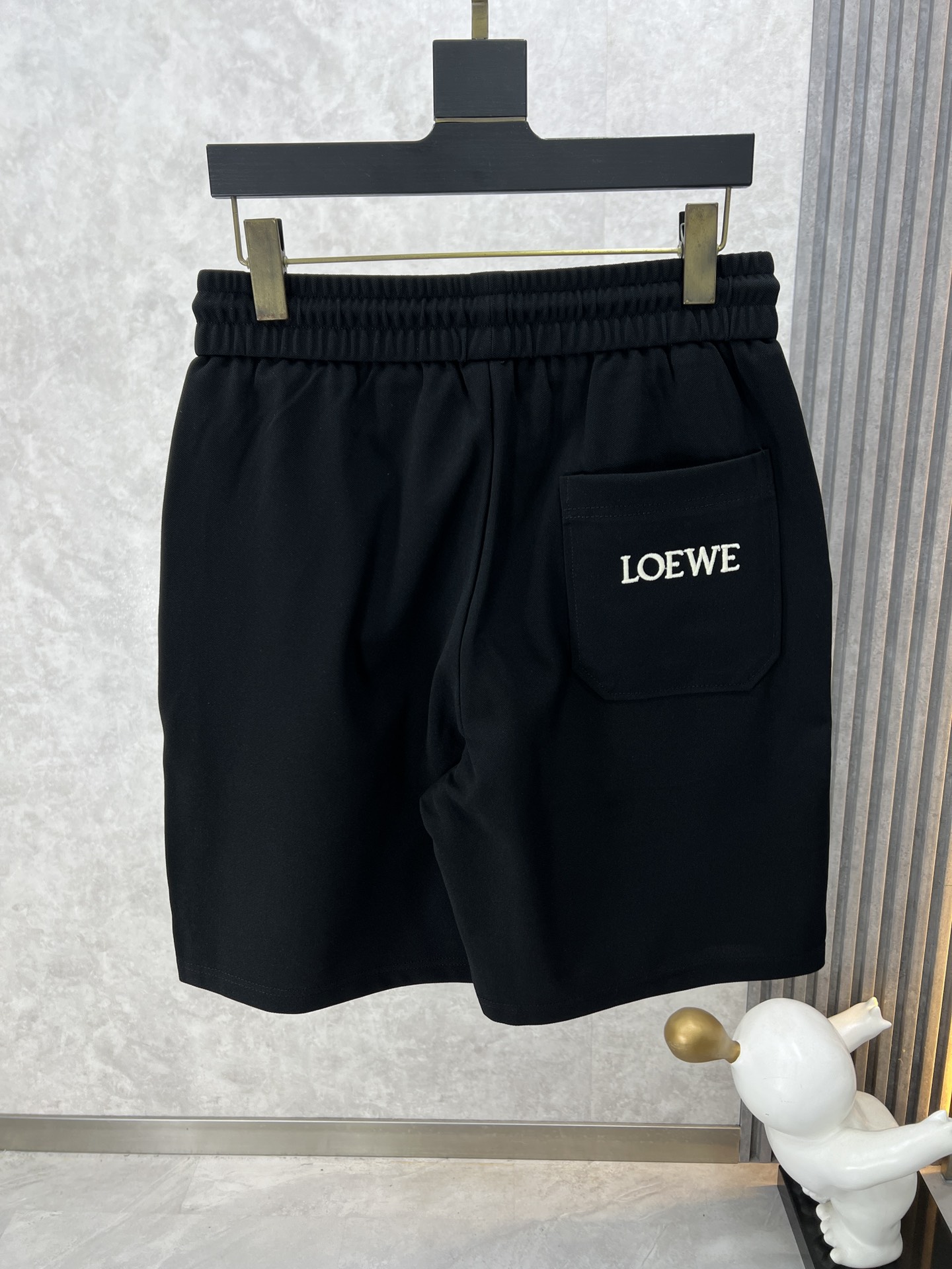 LOEWE罗意威2024SS春夏新品男士休闲运动短裤甄选优质面料打造简约舒适独特设计缔造简约线条感版型不