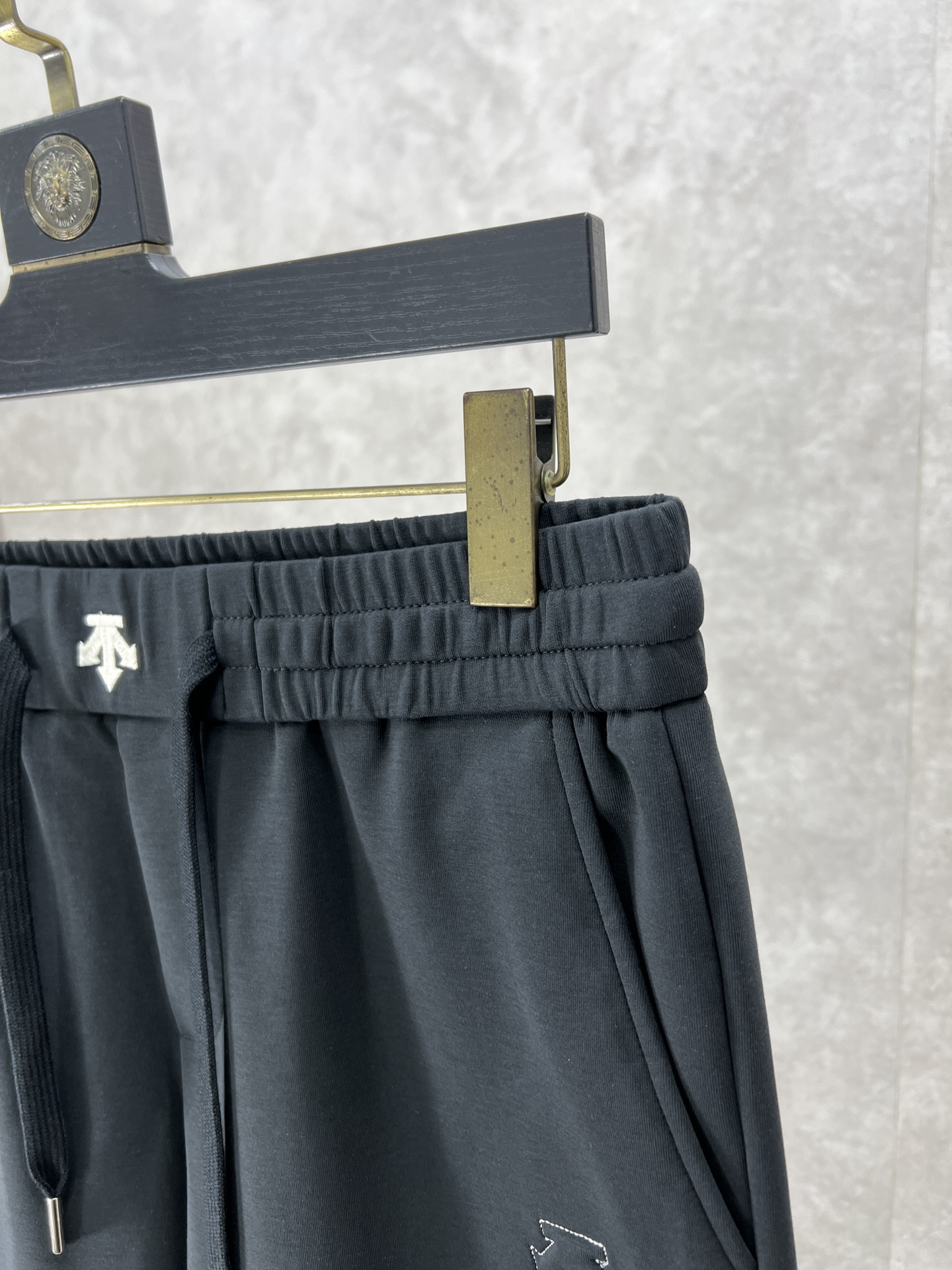 DESCENTE迪桑特24SS春夏新品男士休闲运动短裤甄选优质面料打造简约舒适独特设计缔造简约线条感版型