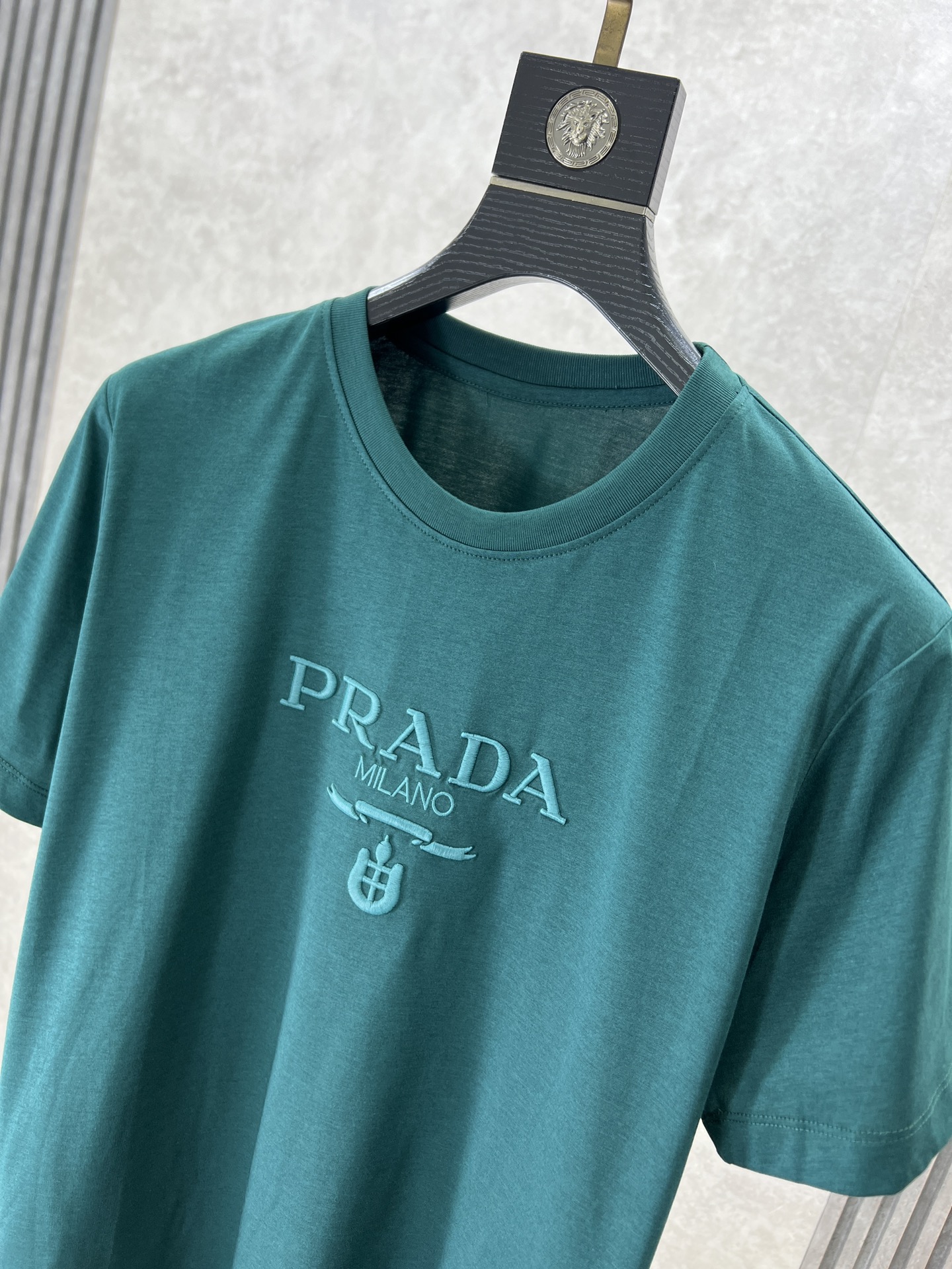 PRADA普拉达2024夏季新品时尚圆领短袖高级定制百搭款式专柜经典元素设计更有实用感任何人都可以轻松驾