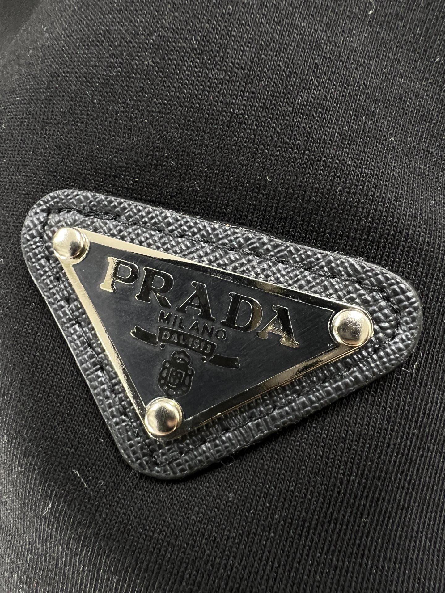 PRADA普拉达春夏新款休闲短裤春季新品原单专柜休闲裤奢华经典品牌原版LOGO配饰专柜热销款身穿着非常舒