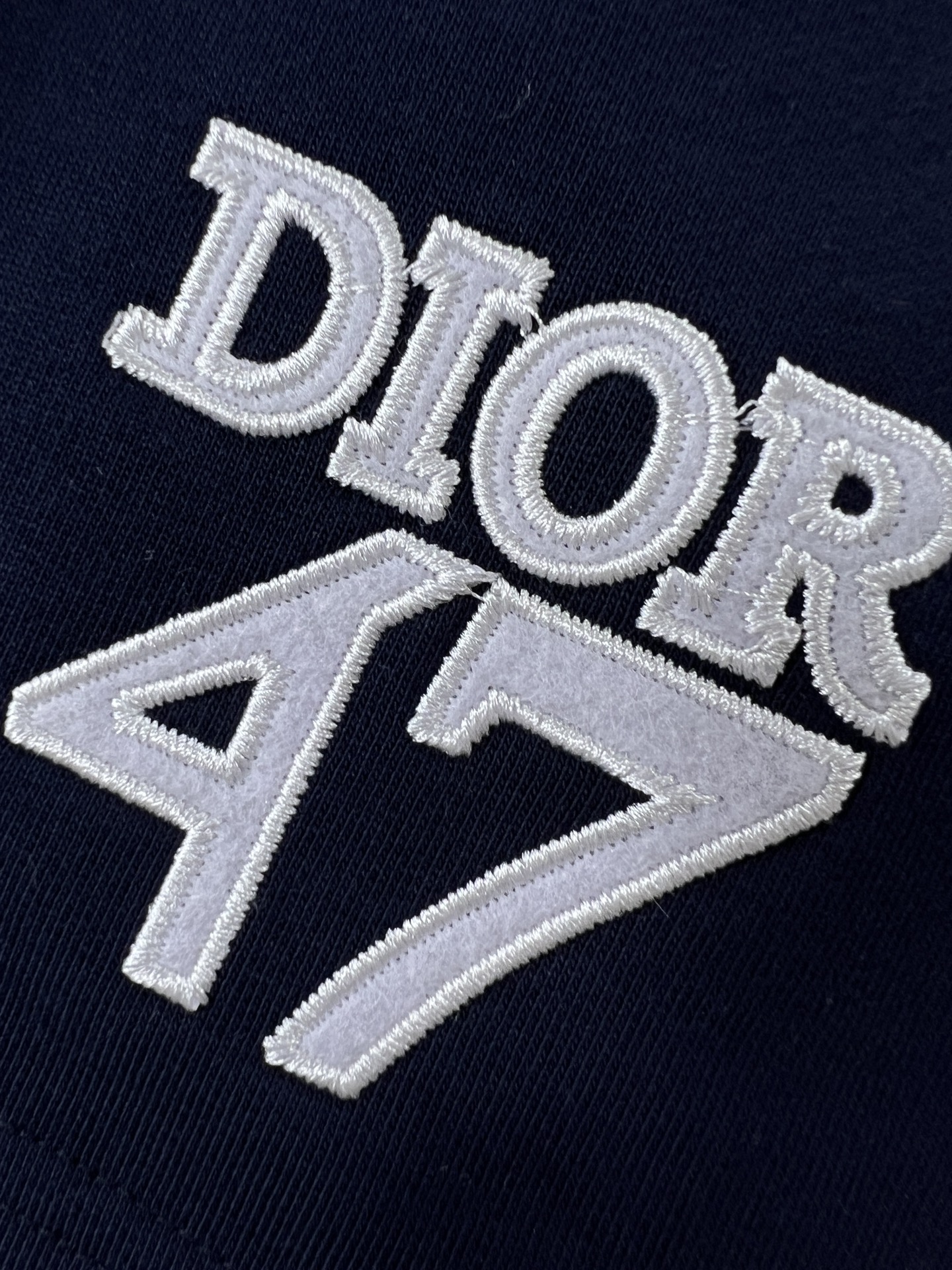 DIOR迪奥2024春夏新品47字母刺绣纯色飘带这款运动是二零二四春季系列新品展示Dior47标志向Di