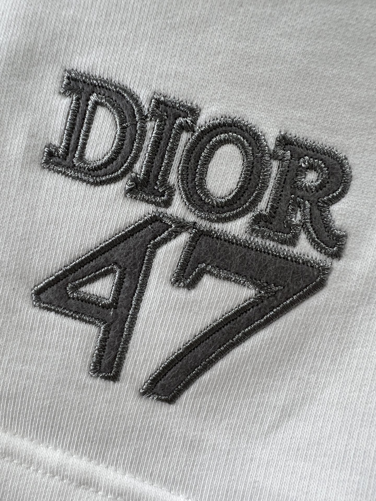 DIOR迪奥2024春夏新品47字母刺绣纯色飘带这款运动是二零二四春季系列新品展示Dior47标志向Di