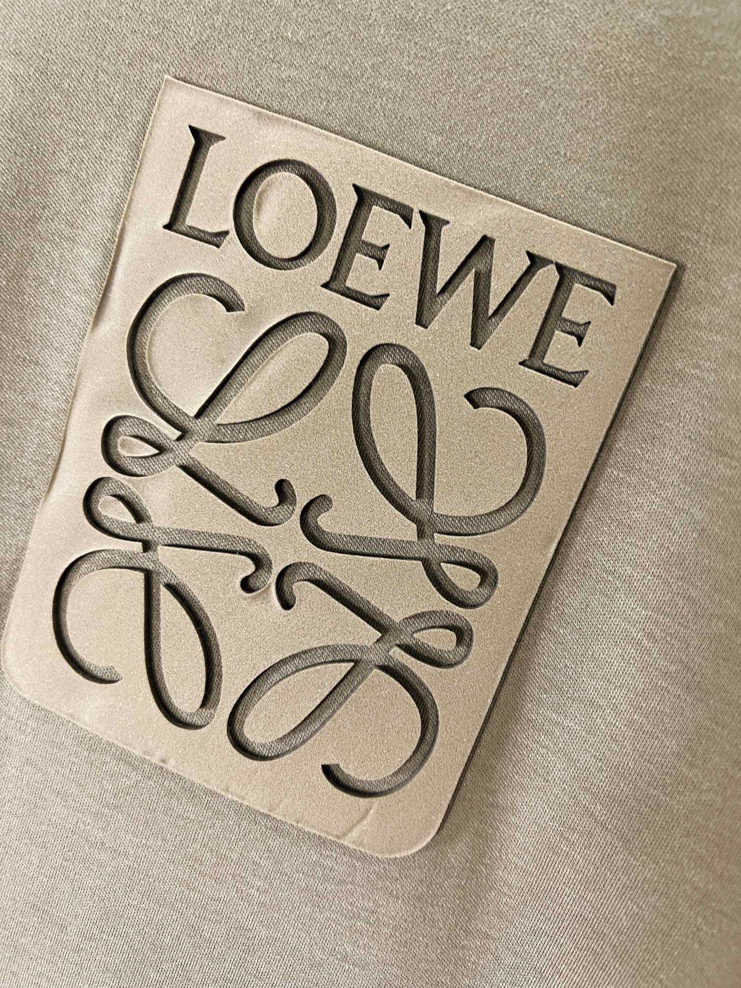 LOEWE罗意威2024春夏新款男女同款短袖T恤专柜同步发售！定制专属纯棉面料胸前字母logo图案印花工