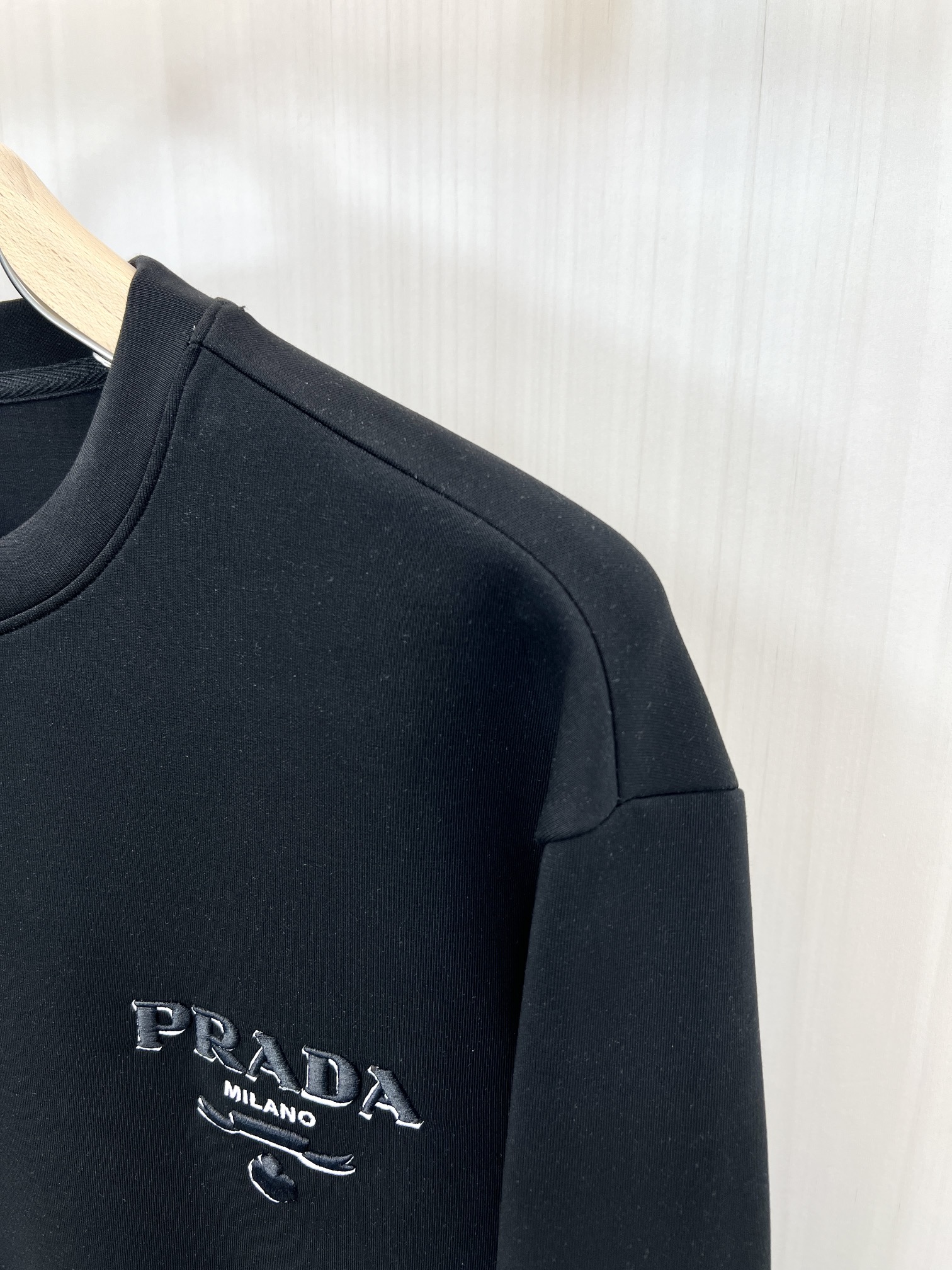 PRADA普拉达24秋冬卫衣衣服面料采用原版定织定染纯棉高弹面料柔软亲肤细腻做工细致厚度适中后领织带包边