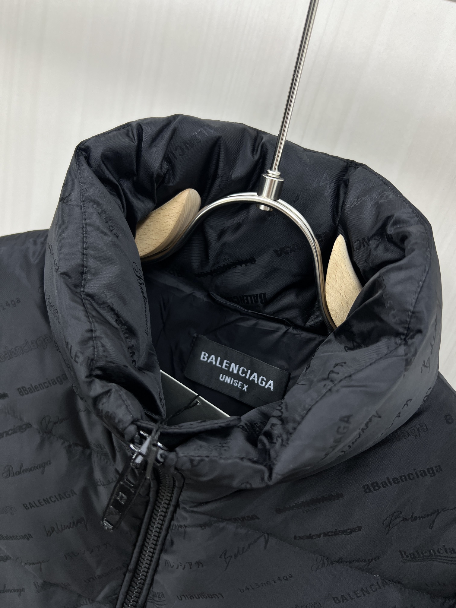 BALENCIAGA巴黎世家2024秋冬新款驴牌新款羽绒服外套选用亮泽尼龙面料打造胸前经典印花设计log