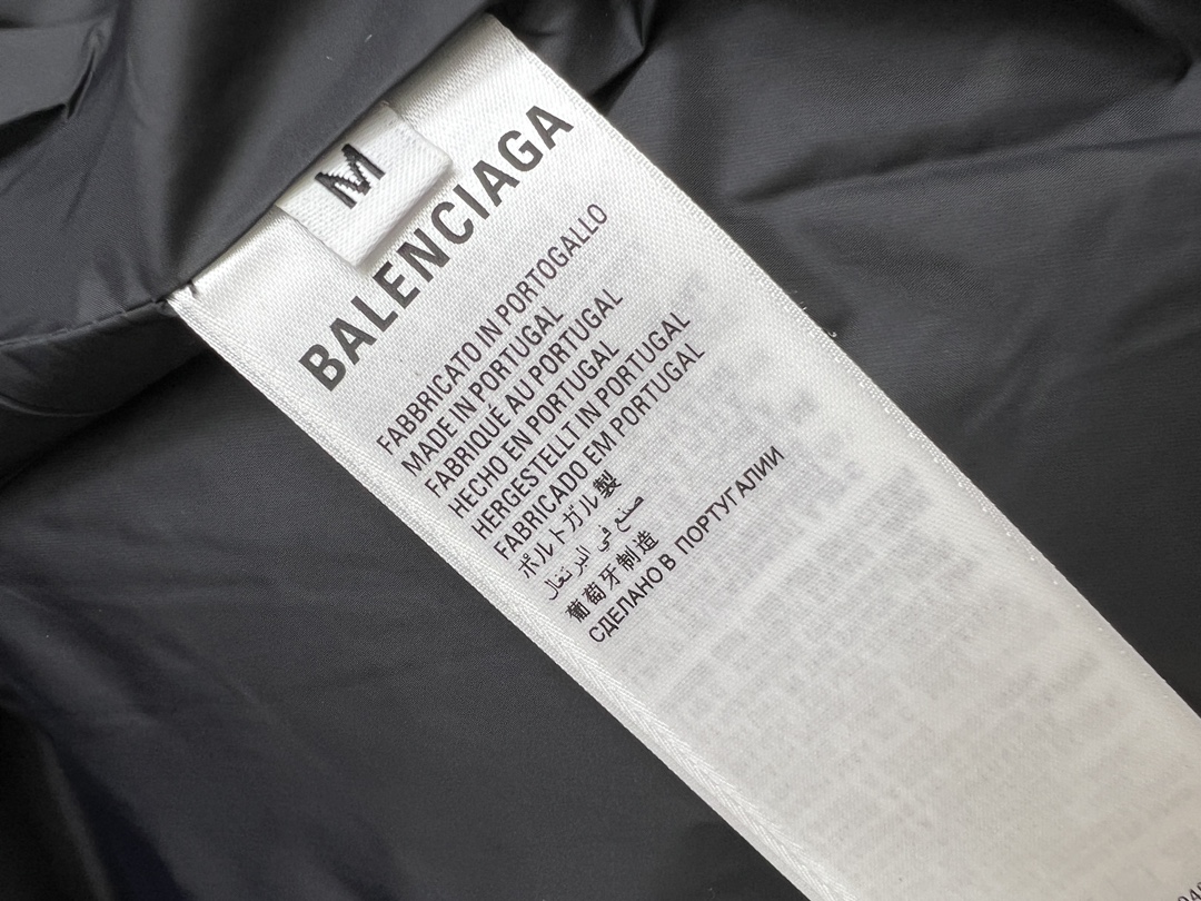 BALENCIAGA巴黎世家2024秋冬新款驴牌新款羽绒服外套选用亮泽尼龙面料打造胸前经典印花设计log