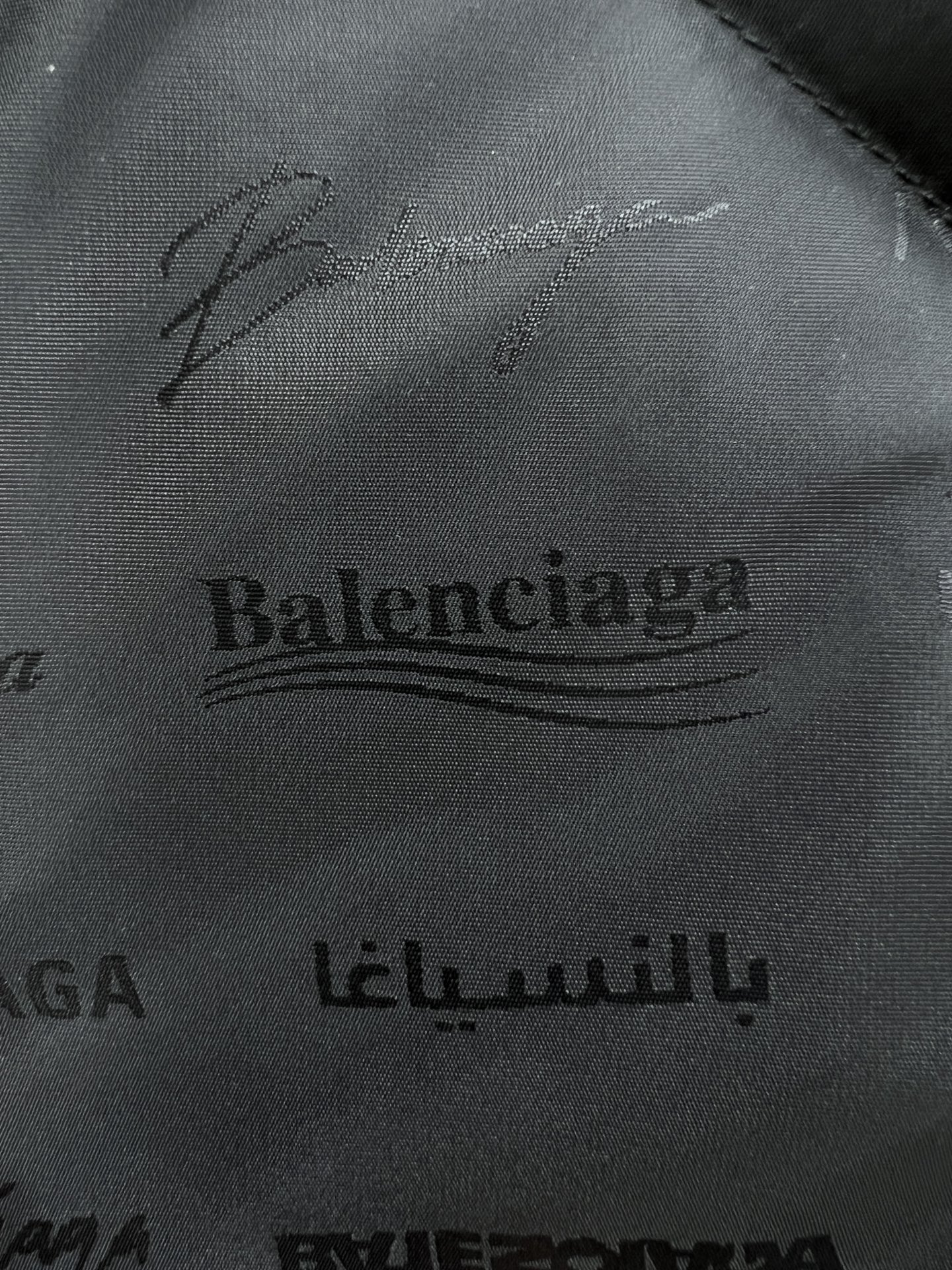 BALENCIAGA巴黎世家2024秋冬新款驴牌新款羽绒服外套选用亮泽尼龙面料打造胸前经典印花设计log