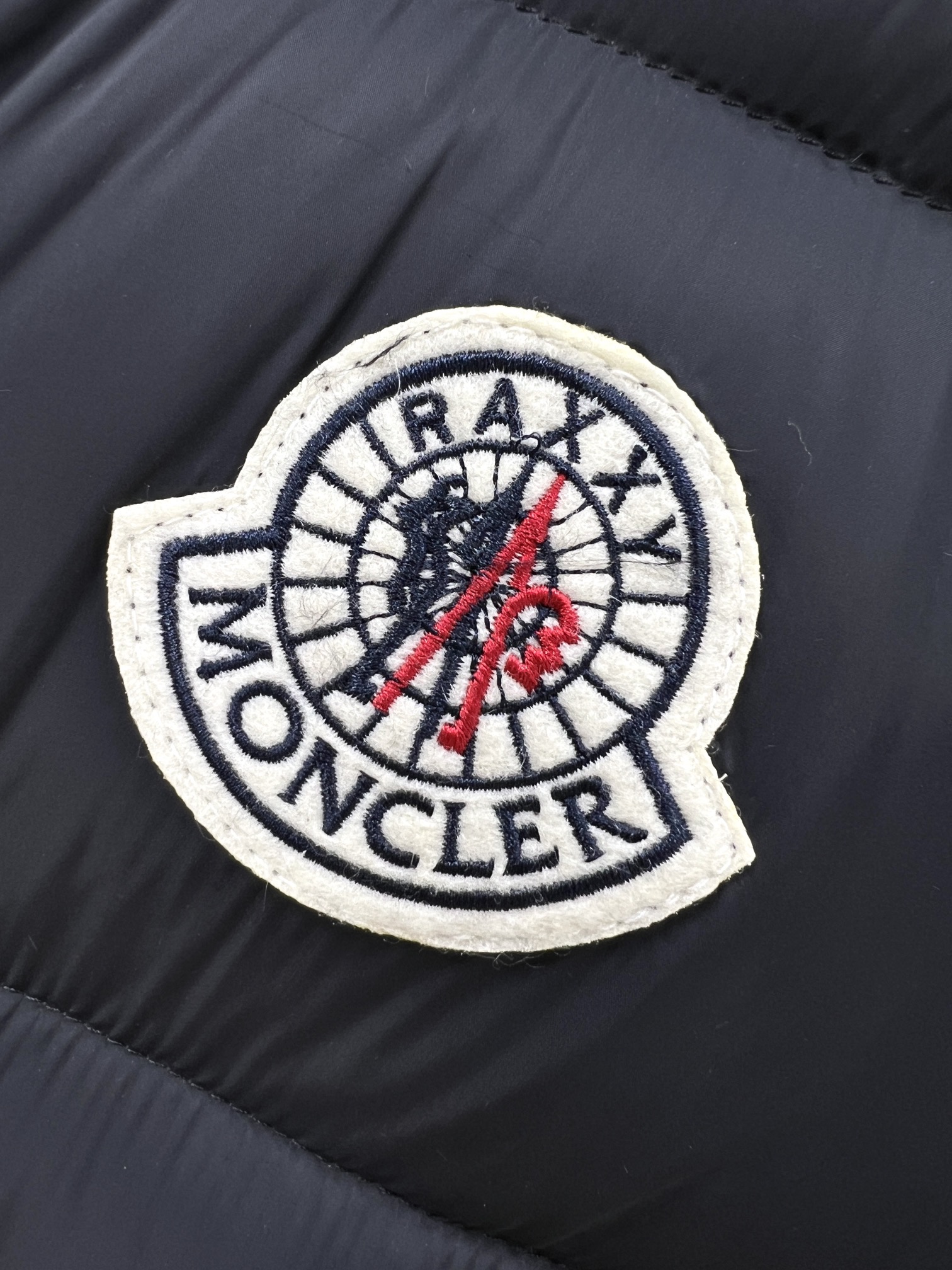 MONCLER蒙口2024秋冬新款羽绒服外套选用亮泽尼龙面料打造胸前经典印花设计logo充盈填充舒适的鹅