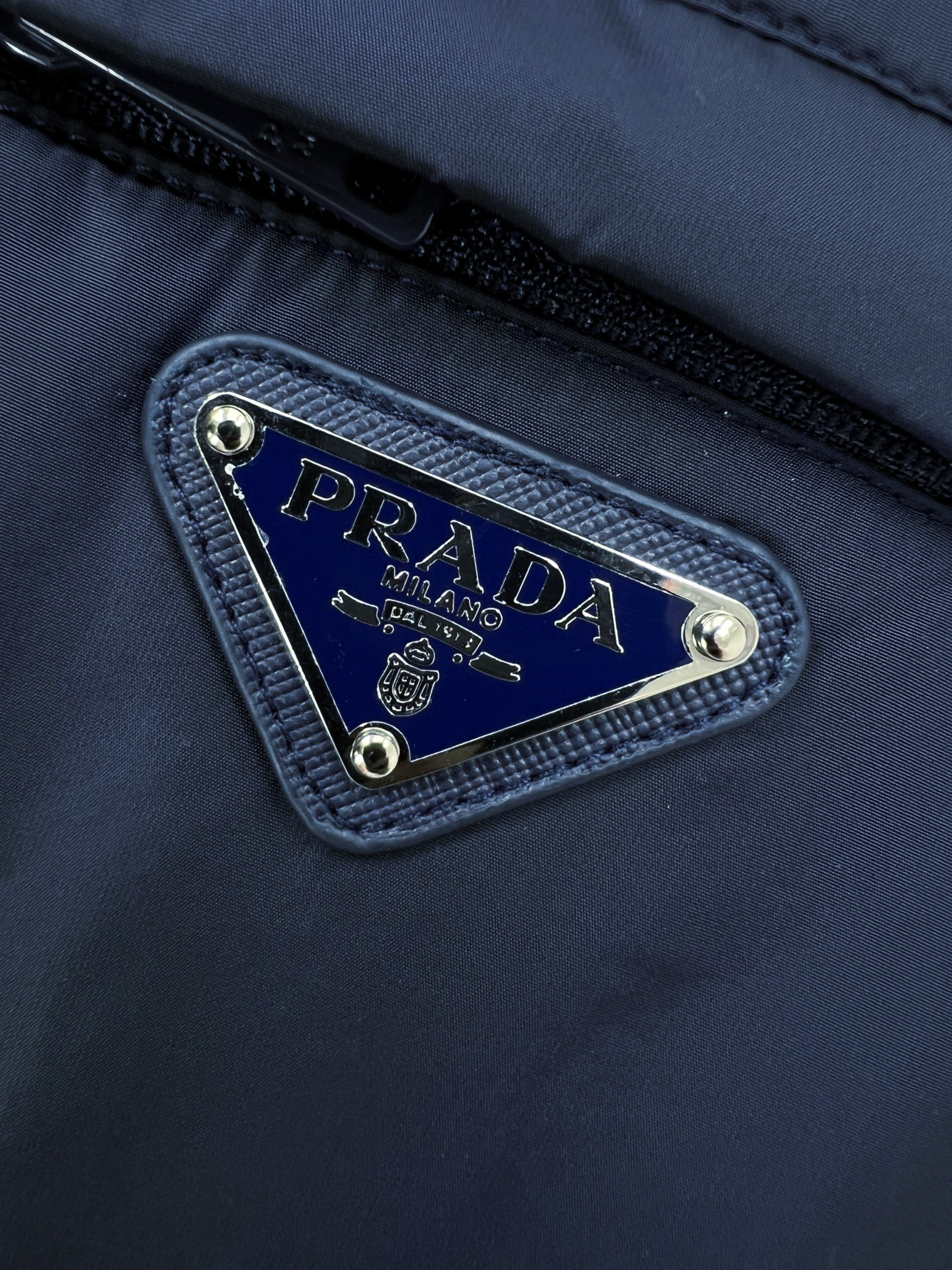 PRADA普拉达2024秋冬新款羽绒服外套选用亮泽尼龙面料打造胸前经典印花设计logo充盈填充舒适的鹅绒