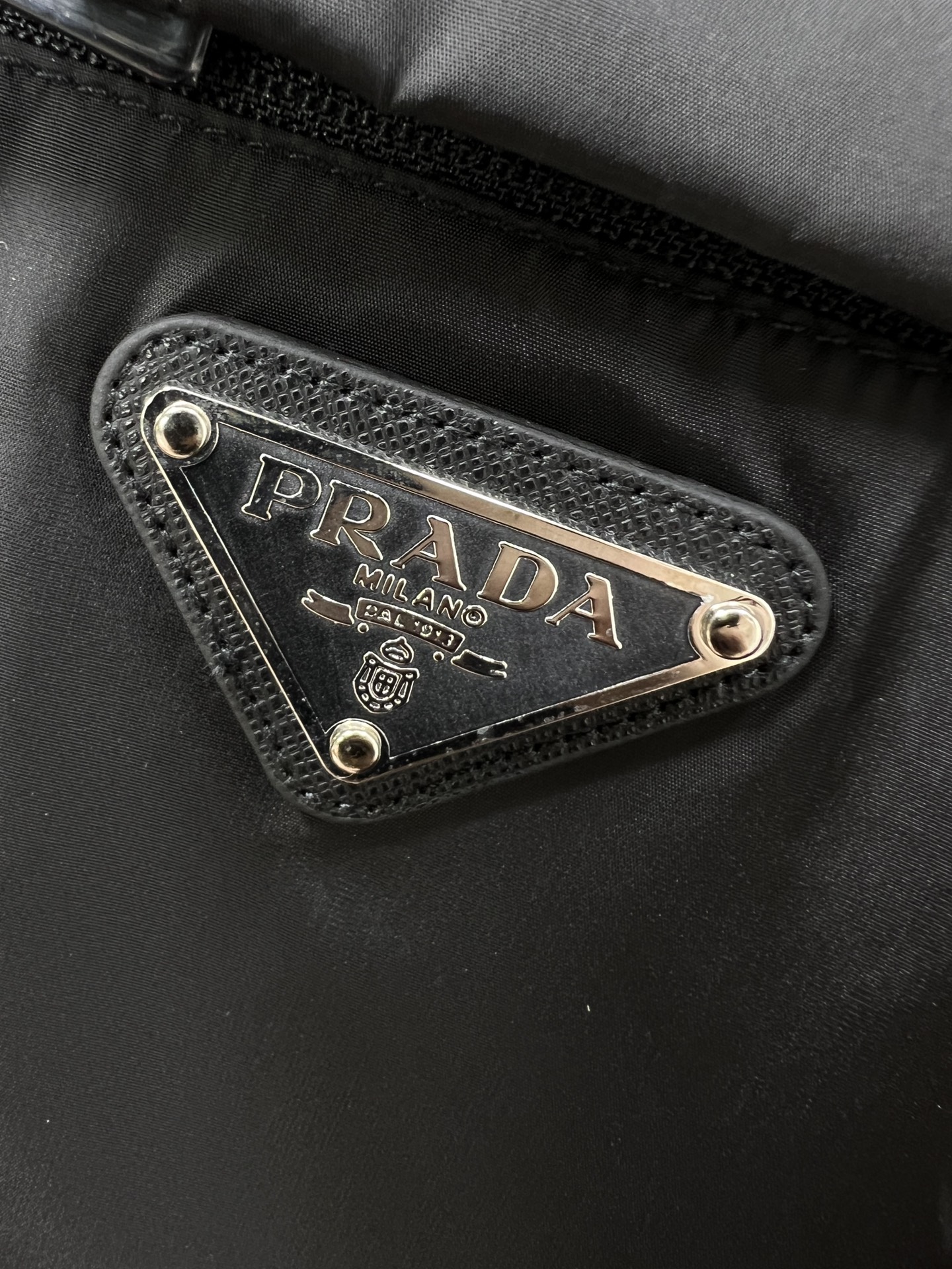 PRADA普拉达2024秋冬新款羽绒服外套选用亮泽尼龙面料打造胸前经典印花设计logo充盈填充舒适的鹅绒