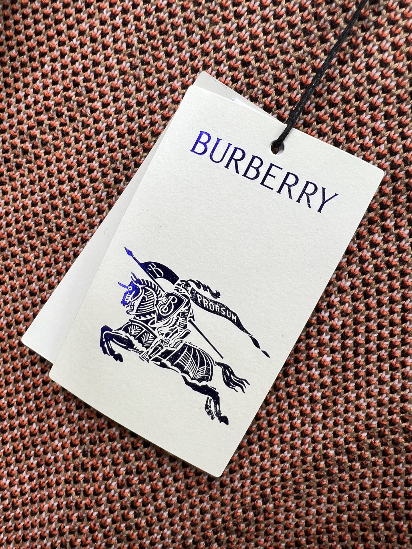 BURBERRY巴宝莉2024秋冬新品提花毛衣！此款采用百分之百16支运用进口5针织机做全件单边后膊收花