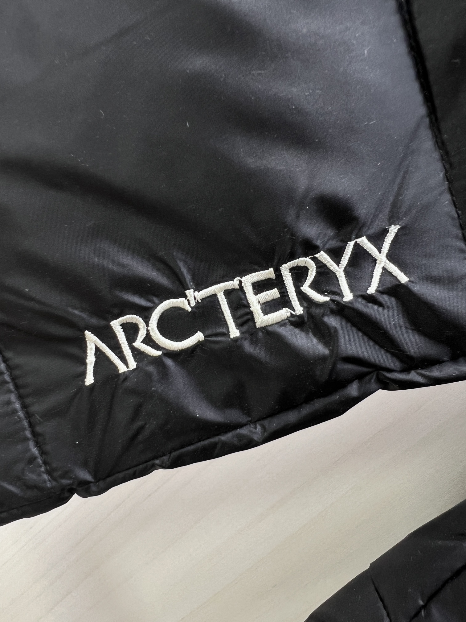 ARCTERYX始祖鸟2024秋冬新款羽绒服这款号称羽绒服届最贵的全部90绒的带着经典的Logo组合搭配