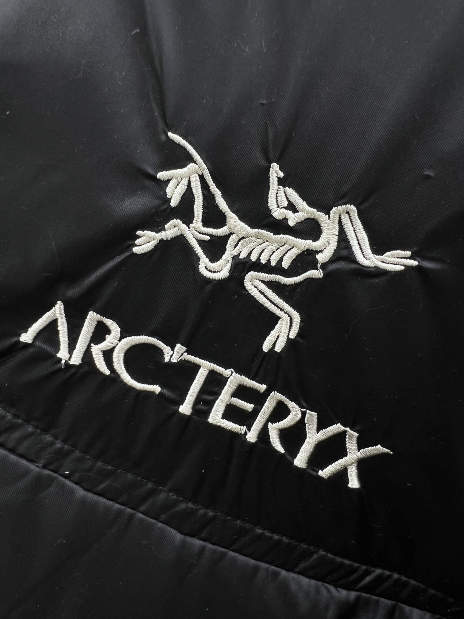 ARCTERYX始祖鸟2024秋冬新款羽绒服这款号称羽绒服届最贵的全部90绒的带着经典的Logo组合搭配