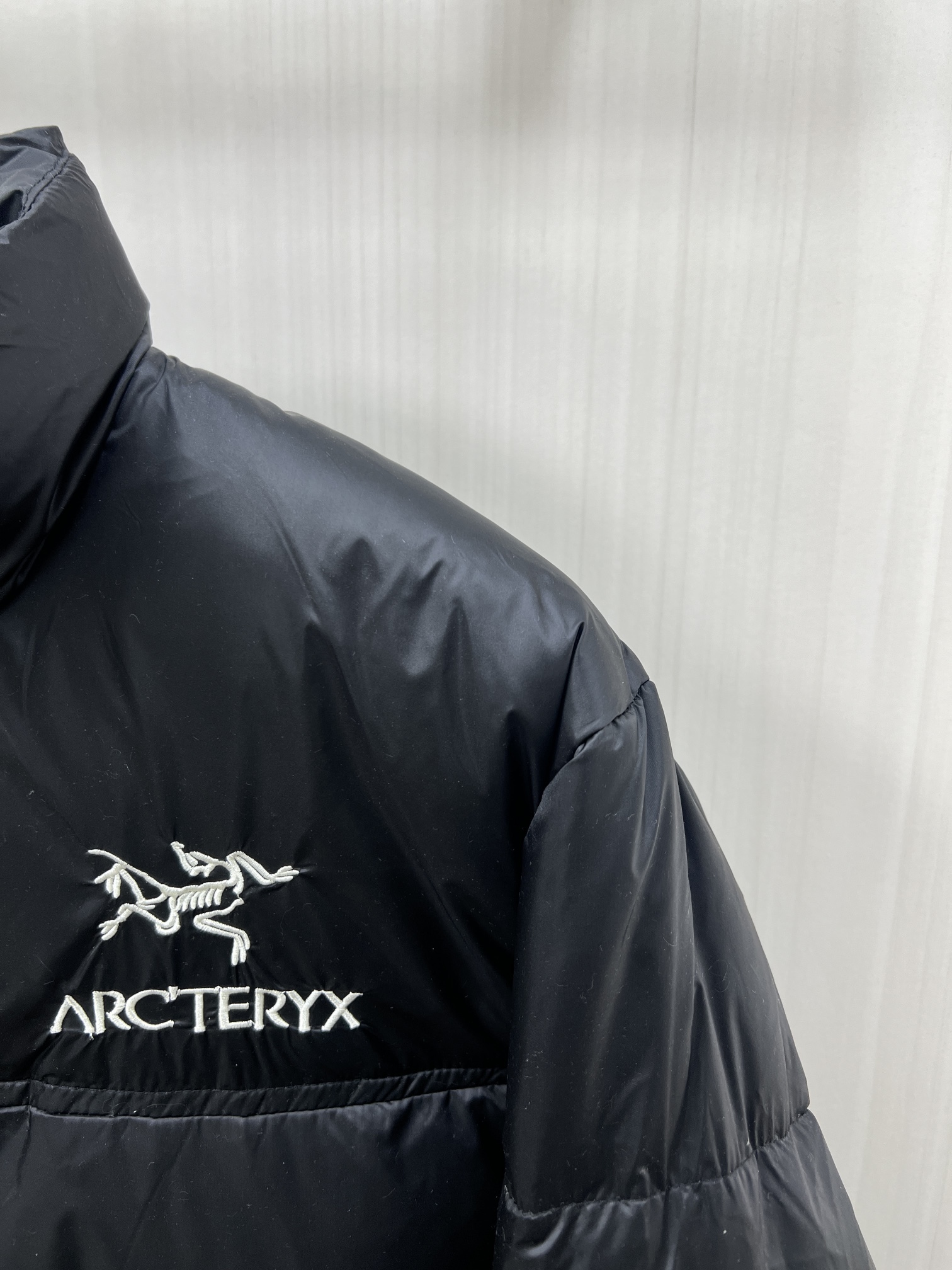 ARCTERYX始祖鸟2024秋冬新款羽绒服这款号称羽绒服届最贵的全部90绒的带着经典的Logo组合搭配