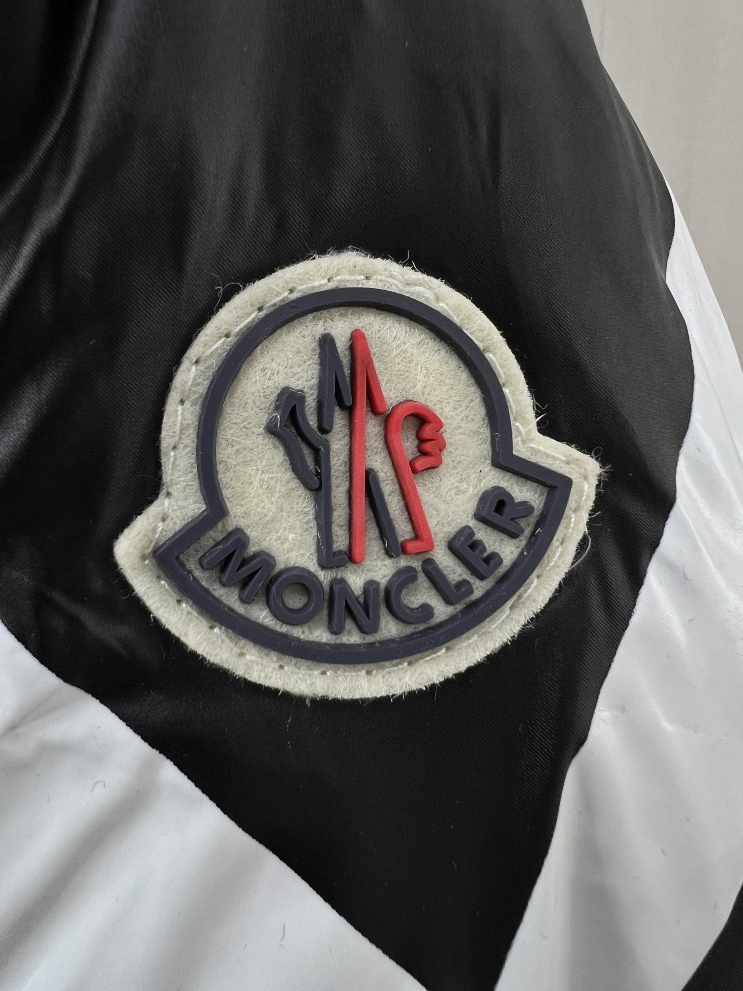 MONCLER蒙口2024秋冬新款羽绒服这款号称羽绒服届最贵的全部90绒的带着经典的Logo组合搭配第一