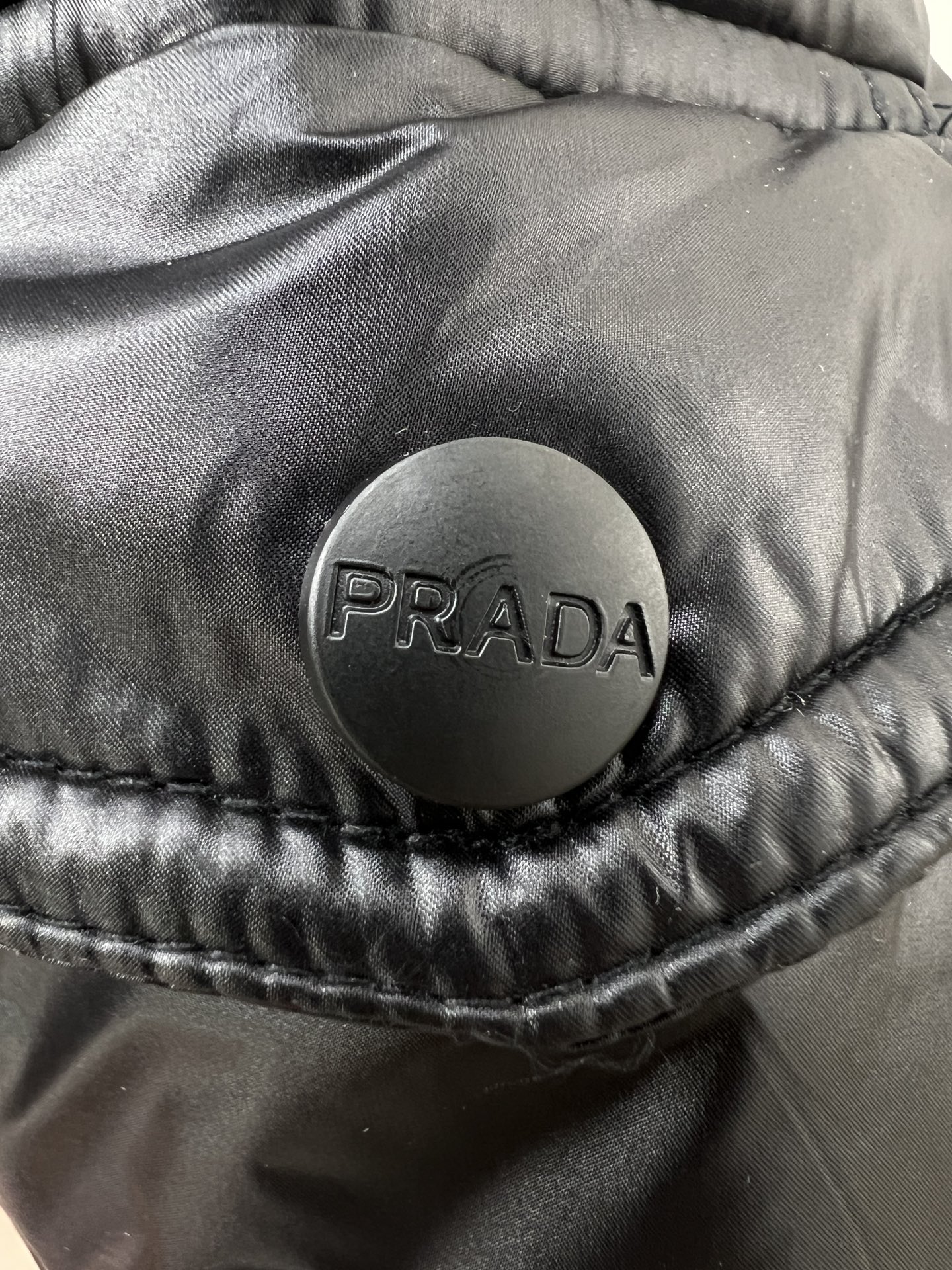 PRADA普拉达2024秋冬新款羽绒服这款号称羽绒服届最贵的全部90绒的带着经典的Logo组合搭配第一眼