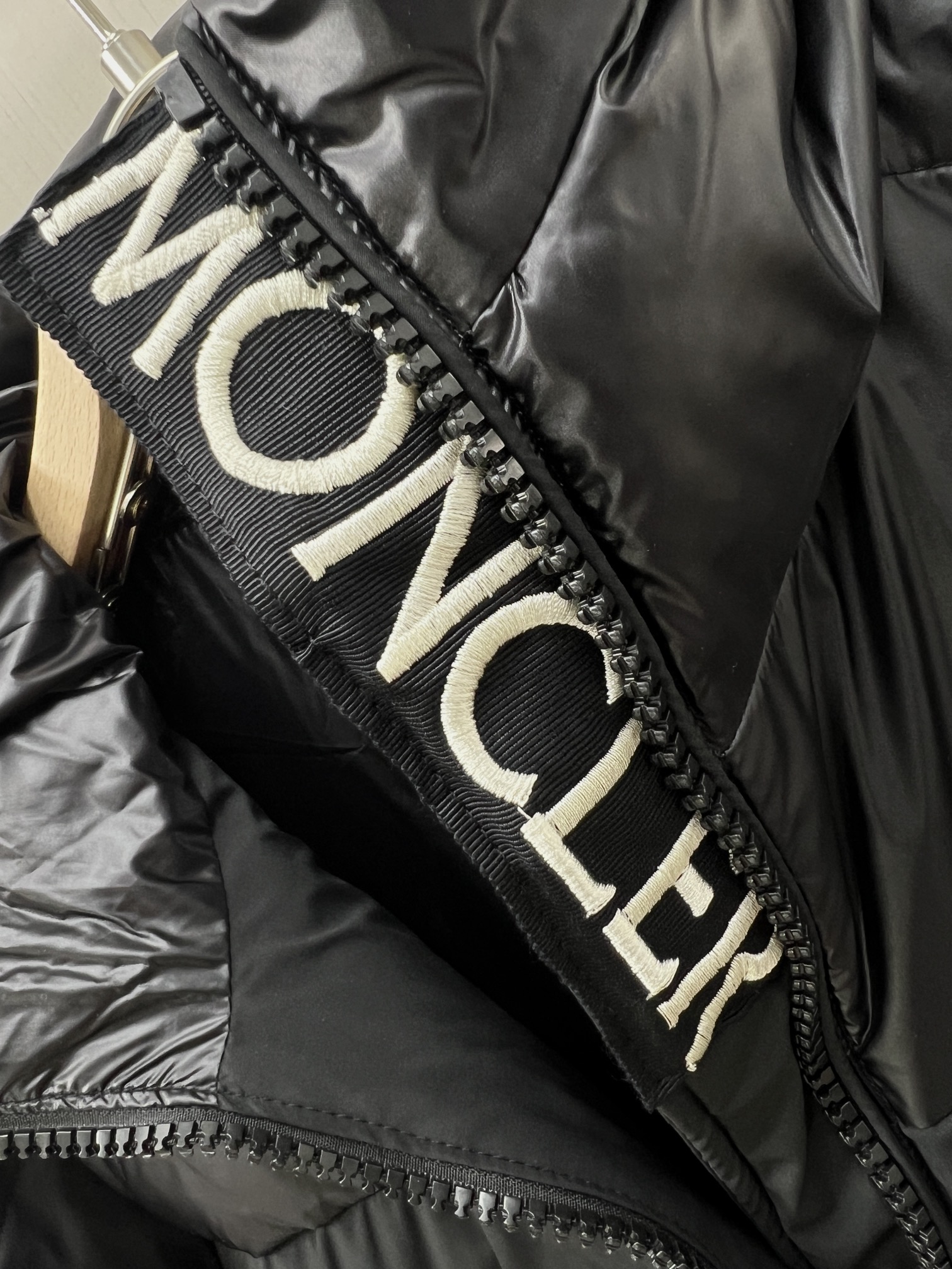 MONCLER蒙口2024秋冬新款羽绒服这款号称羽绒服届最贵的全部90绒的带着经典的Logo组合搭配第一