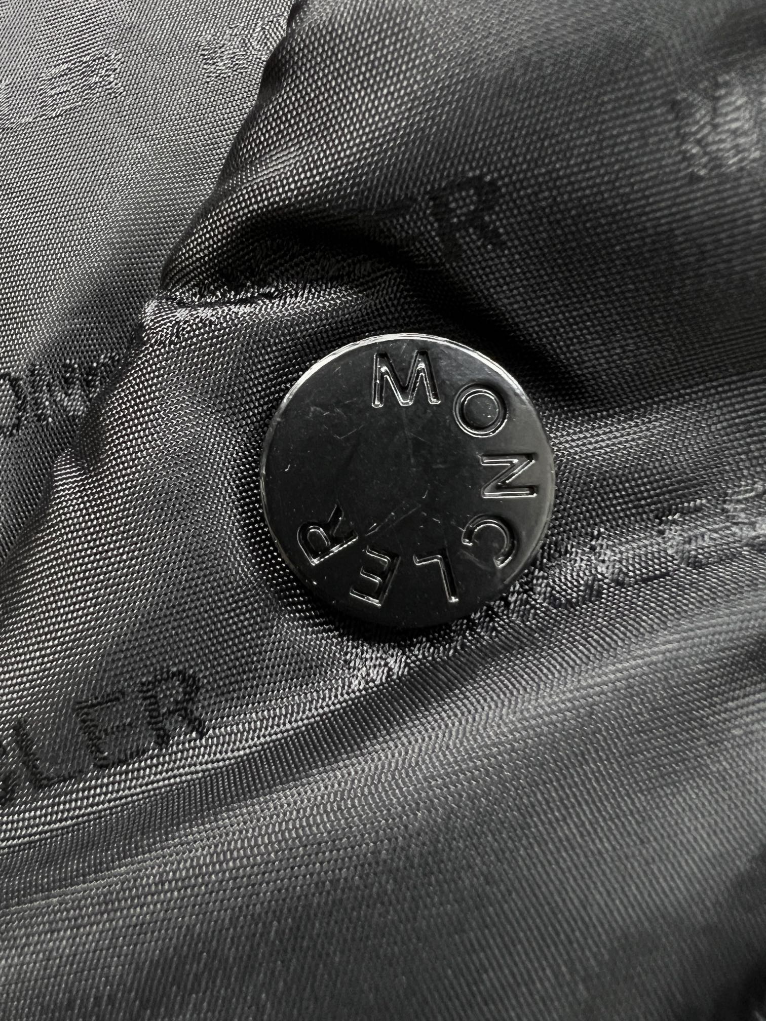 MONCLER蒙口2024秋冬新款羽绒服这款号称羽绒服届最贵的全部90绒的带着经典的Logo组合搭配第一