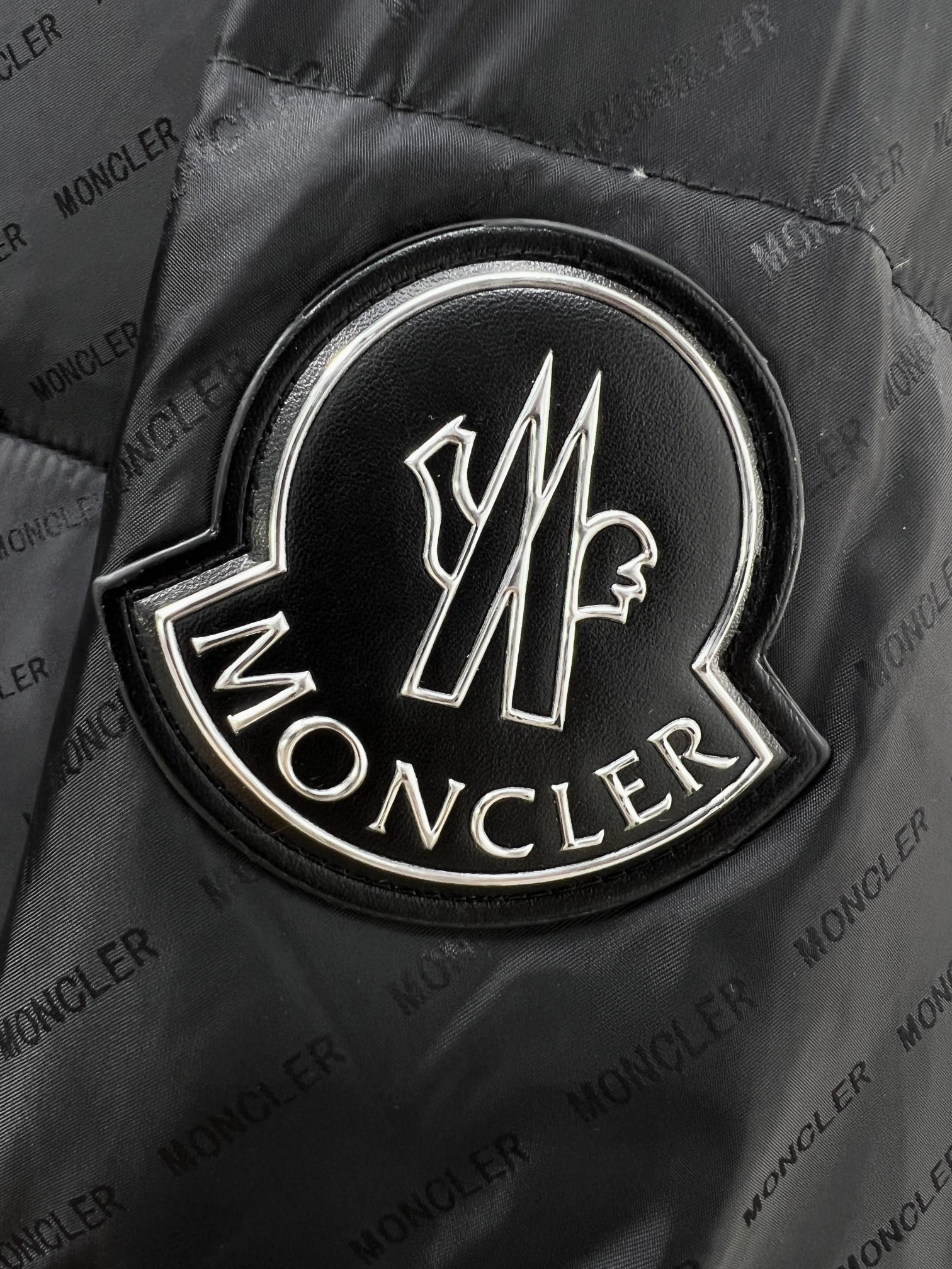 MONCLER蒙口2024秋冬新款羽绒服这款号称羽绒服届最贵的全部90绒的带着经典的Logo组合搭配第一