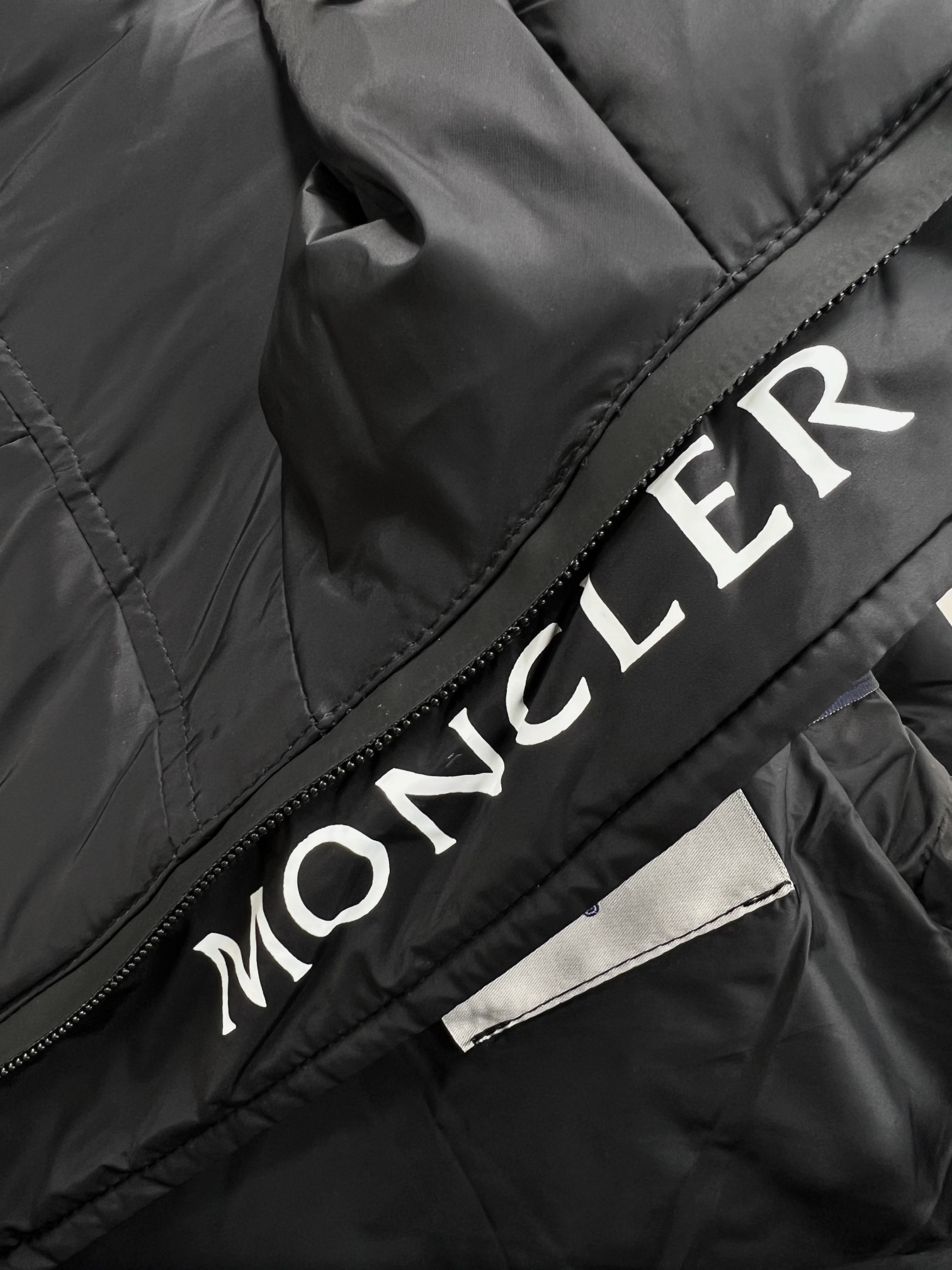 MONCLER蒙口2024秋冬新款羽绒服这款号称羽绒服届最贵的全部90绒的带着经典的Logo组合搭配第一