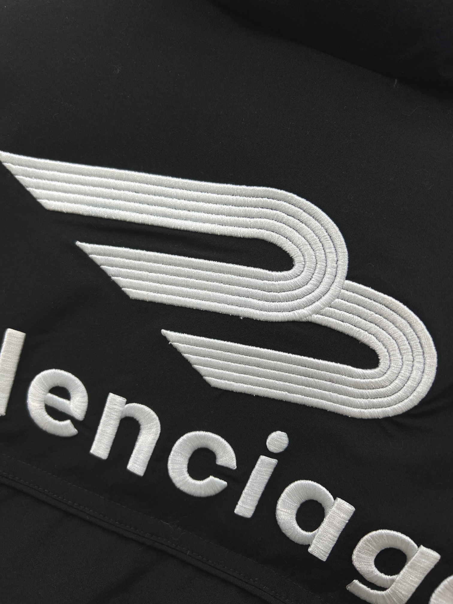 Balenciaga巴黎世家2024秋冬新款羽绒服这款号称羽绒服届最贵的全部90绒的带着经典的Logo组