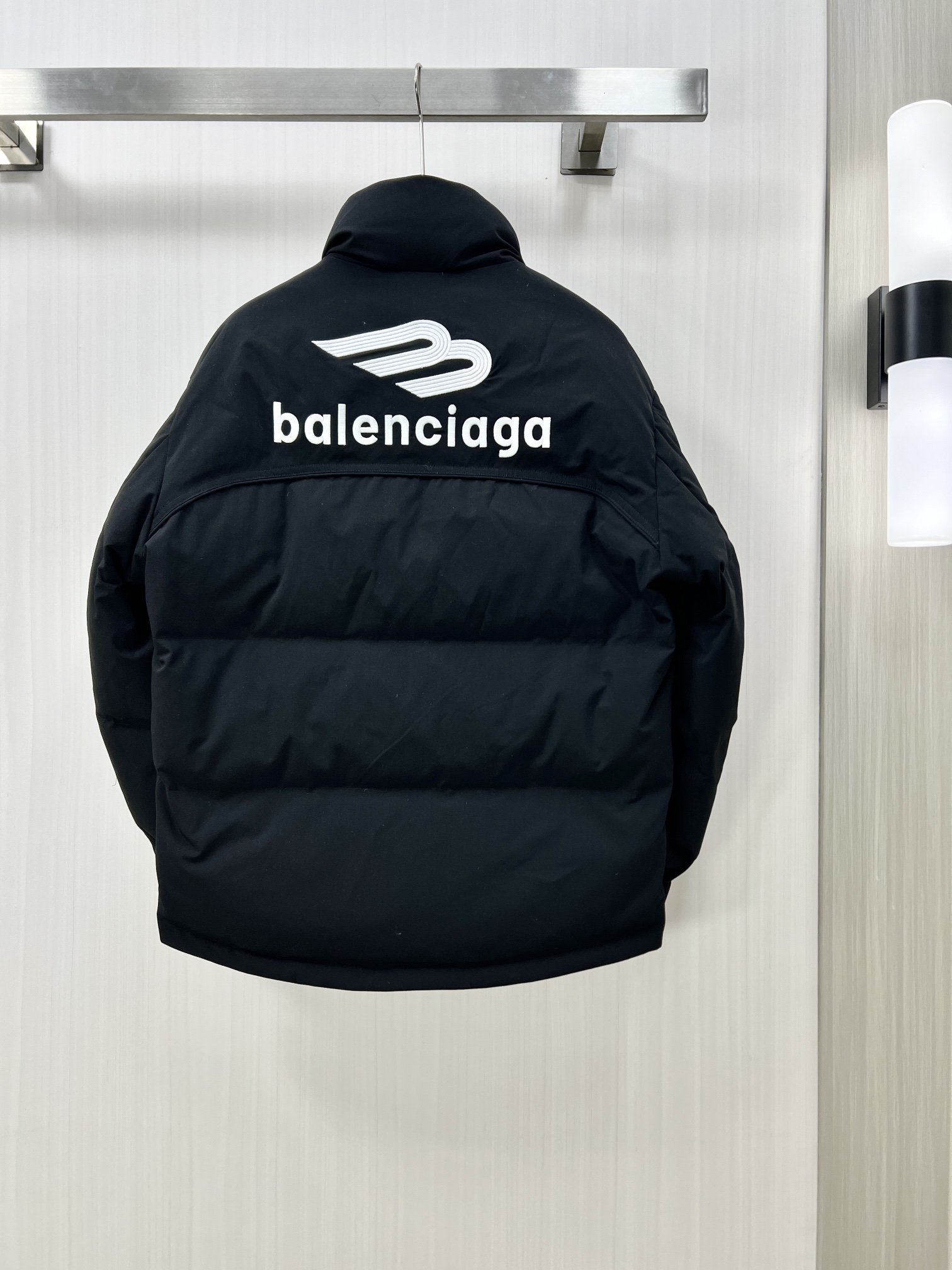 Balenciaga巴黎世家2024秋冬新款羽绒服这款号称羽绒服届最贵的全部90绒的带着经典的Logo组